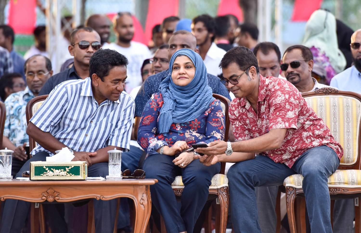 މާލެ: އޮގަސްޓް 5، 2017- ދެ ވަނަ ދައުރަކަށް ރައީސް ޔާމީން އިންތިޚާބު ކުރަން ހިންގާ ކެމްޕޭންގެ ތެރެއިން، ޒުވާނުންނަށް ޚާއްސަ ކޮށްގެން މާފަންނު ސްޓޭޑިއަމްގައި ބޭއްވި ޕެރަމޯޓާ ނުވަތަ ވައިކުޑައެއްގެ އެހީގައި އުދުހުމުގެ ހަރަކާތުގައި ރައީސް ޔާމީންގެ ދެކަނބަލުން އަދި ތިމާވެއްޓާ ބެހޭ މިނިސްޓަރު ތޯރިގު އިބްރާހިމް.---މިހާރު ފޮޓޯ: ހުސެއިން ވަހީދު