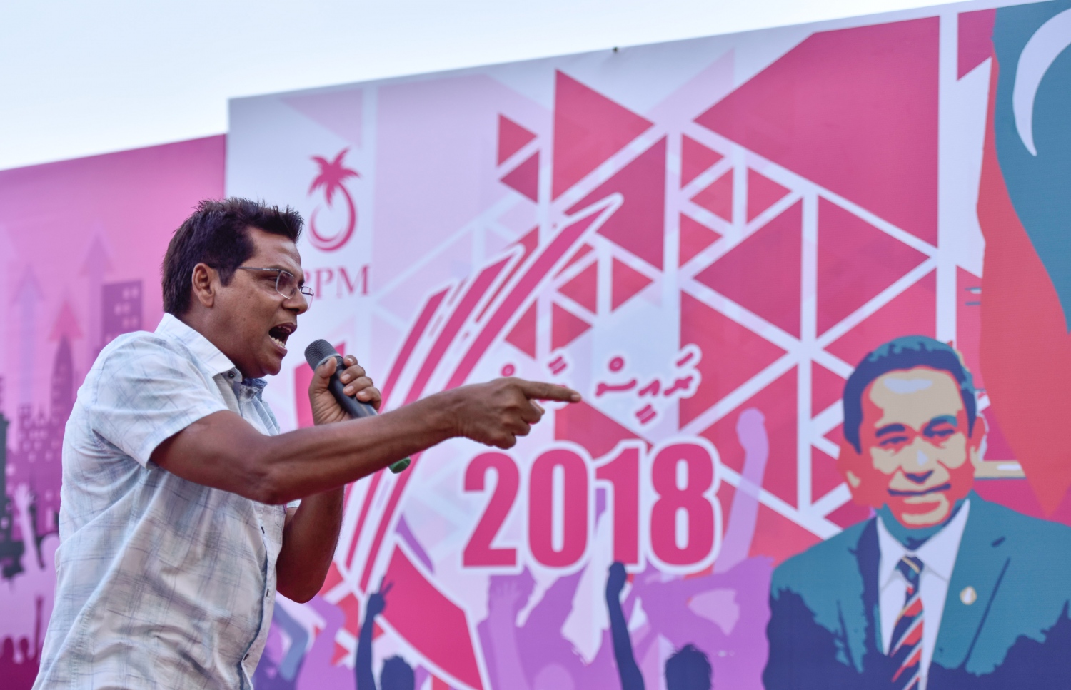 މާލެ: އޮގަސްޓް 5، 2017- ދެ ވަނަ ދައުރަކަށް ރައީސް ޔާމީން އިންތިޚާބު ކުރަން ހިންގާ ކެމްޕޭންގެ ތެރެއިން، ޒުވާނުންނަށް ޚާއްސަ ކޮށްގެން މާފަންނު ސްޓޭޑިއަމްގައި ބޭއްވި ޕެރަމޯޓާ ނުވަތަ ވައިކުޑައެއްގެ އެހީގައި އުދުހުމުގެ ހަރަކާތުގައި ރައްޔިތުންގެ މަޖިލިހުގެ ނައިބު ރައީސް މޫސާ މަނިކު ވާހަކަފުޅު ދައްކަވަނީ.---މިހާރު ފޮޓޯ: ހުސެއިން ވަހީދު