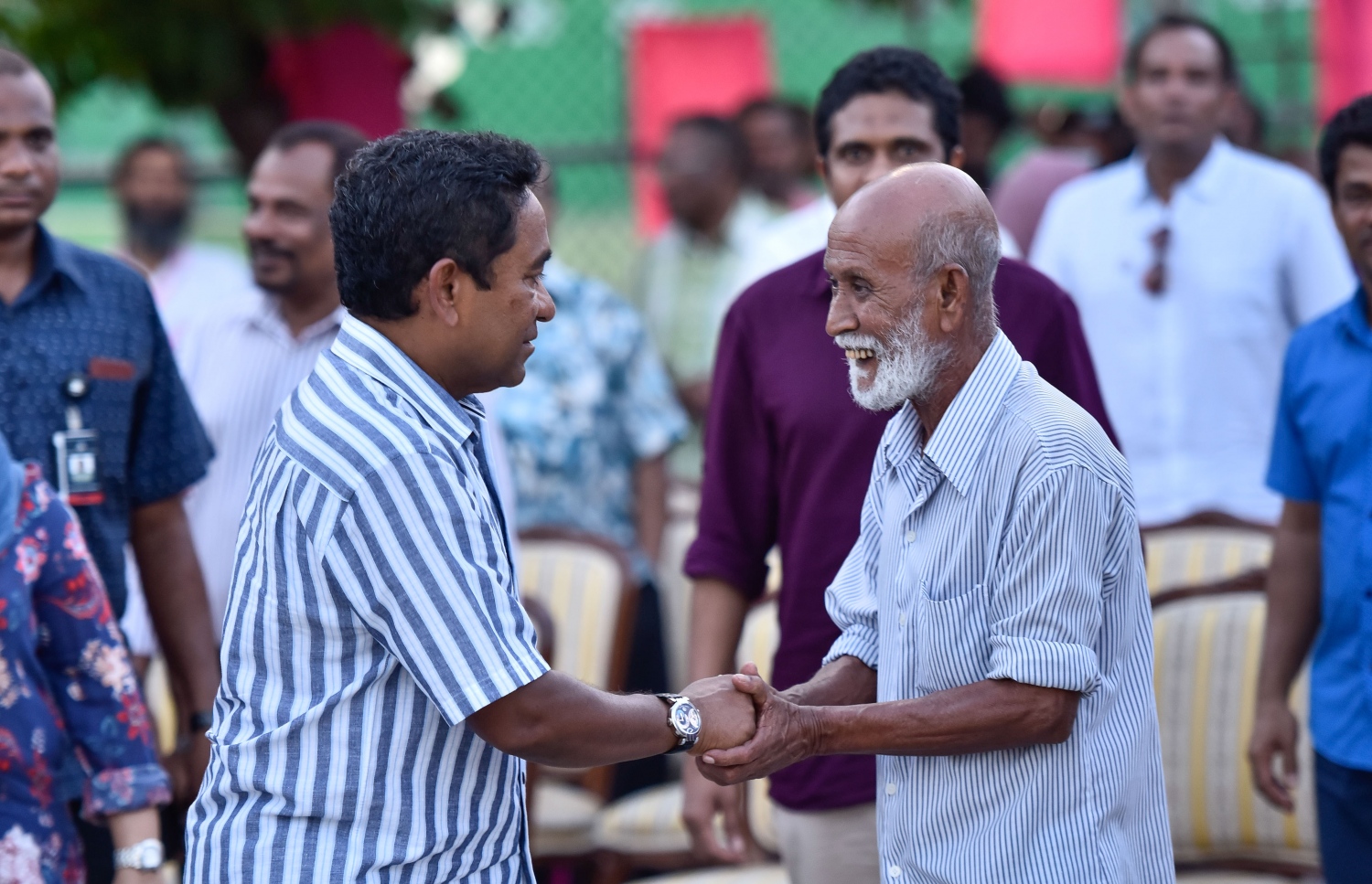 މާލެ: އޮގަސްޓް 5، 2017- ދެ ވަނަ ދައުރަކަށް ރައީސް ޔާމީން އިންތިޚާބު ކުރަން ހިންގާ ކެމްޕޭންގެ ތެރެއިން، ޒުވާނުންނަށް ޚާއްސަ ކޮށްގެން މާފަންނު ސްޓޭޑިއަމްގައި ބޭއްވި ޕެރަމޯޓާ ނުވަތަ ވައިކުޑައެއްގެ އެހީގައި އުދުހުމުގެ ހަރަކާތް ބެލުމަށް ގޮސް ހުރި އުމުރުން ދުވަސްވީ މީހަކާ ރައީސް ޔާމީން ސަލާމް ކުރައްވަނީ.---މިހާރު ފޮޓޯ: ހުސެއިން ވަހީދު