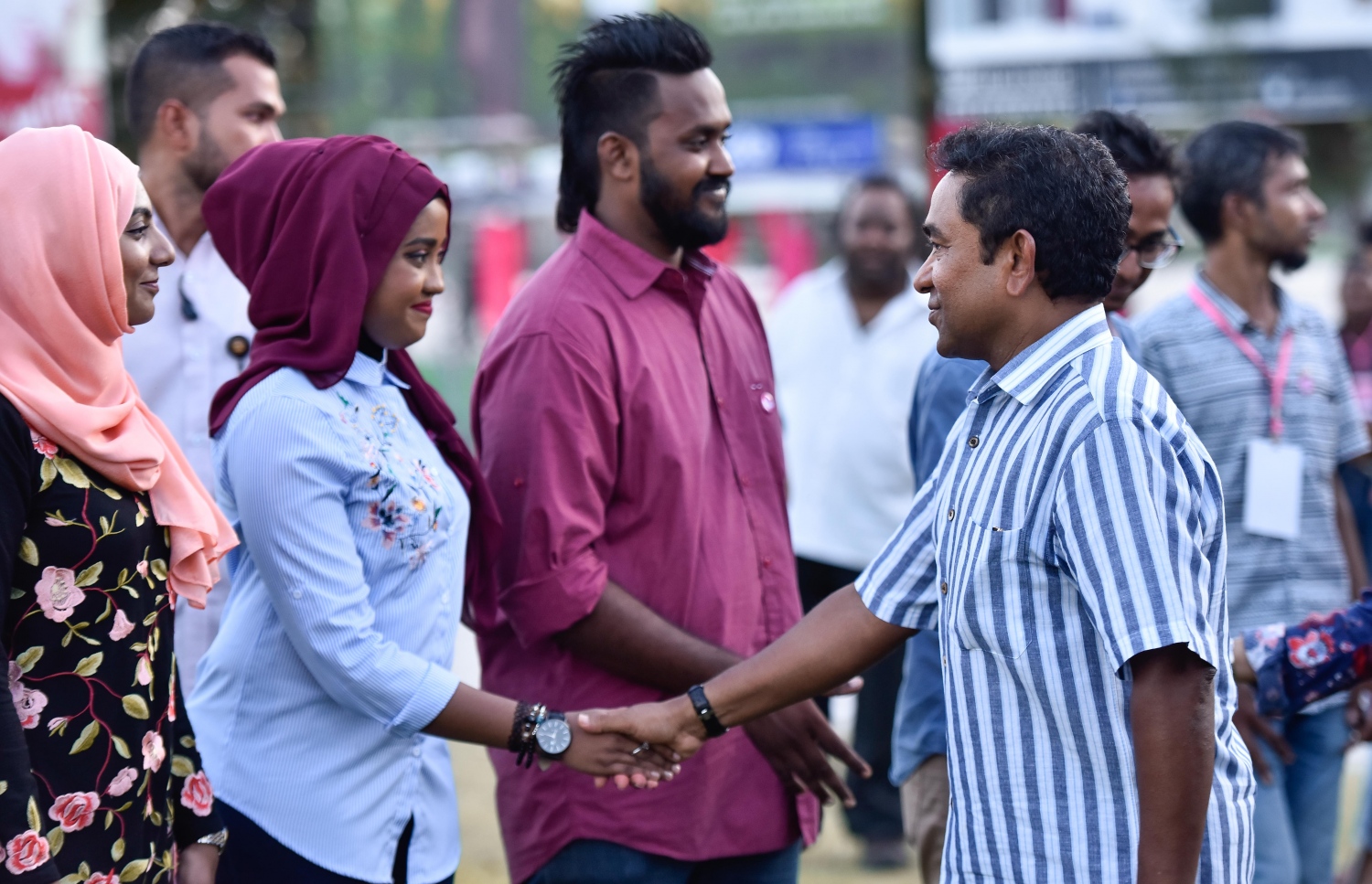 މާލެ: އޮގަސްޓް 5، 2017- ދެ ވަނަ ދައުރަކަށް ރައީސް ޔާމީން އިންތިޚާބު ކުރަން ހިންގާ ކެމްޕޭންގެ ތެރެއިން، ޒުވާނުންނަށް ޚާއްސަ ކޮށްގެން މާފަންނު ސްޓޭޑިއަމްގައި ބޭއްވި ޕެރަމޯޓާ ނުވަތަ ވައިކުޑައެއްގެ އެހީގައި އުދުހުމުގެ ހަރަކާތް ބެލުމަށް ގޮސް ތިބި މީހުންނާ އެމަނިކުފާނު ސަލާމް ކުރައްވަނީ.---މިހާރު ފޮޓޯ: ހުސެއިން ވަހީދު