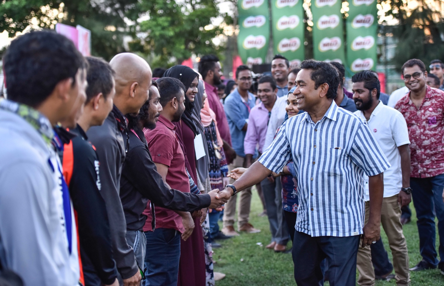 މާލެ: އޮގަސްޓް 5، 2017- ދެ ވަނަ ދައުރަކަށް ރައީސް ޔާމީން އިންތިޚާބު ކުރަން ހިންގާ ކެމްޕޭންގެ ތެރެއިން، ޒުވާނުންނަށް ޚާއްސަ ކޮށްގެން މާފަންނު ސްޓޭޑިއަމްގައި ބޭއްވި ޕެރަމޯޓާ ނުވަތަ ވައިކުޑައެއްގެ އެހީގައި އުދުހުމުގެ ހަރަކާތް ބެލުމަށް ގޮސް ތިބި މީހުންނާ އެމަނިކުފާނު ސަލާމް ކުރައްވަނީ.---މިހާރު ފޮޓޯ: ހުސެއިން ވަހީދު