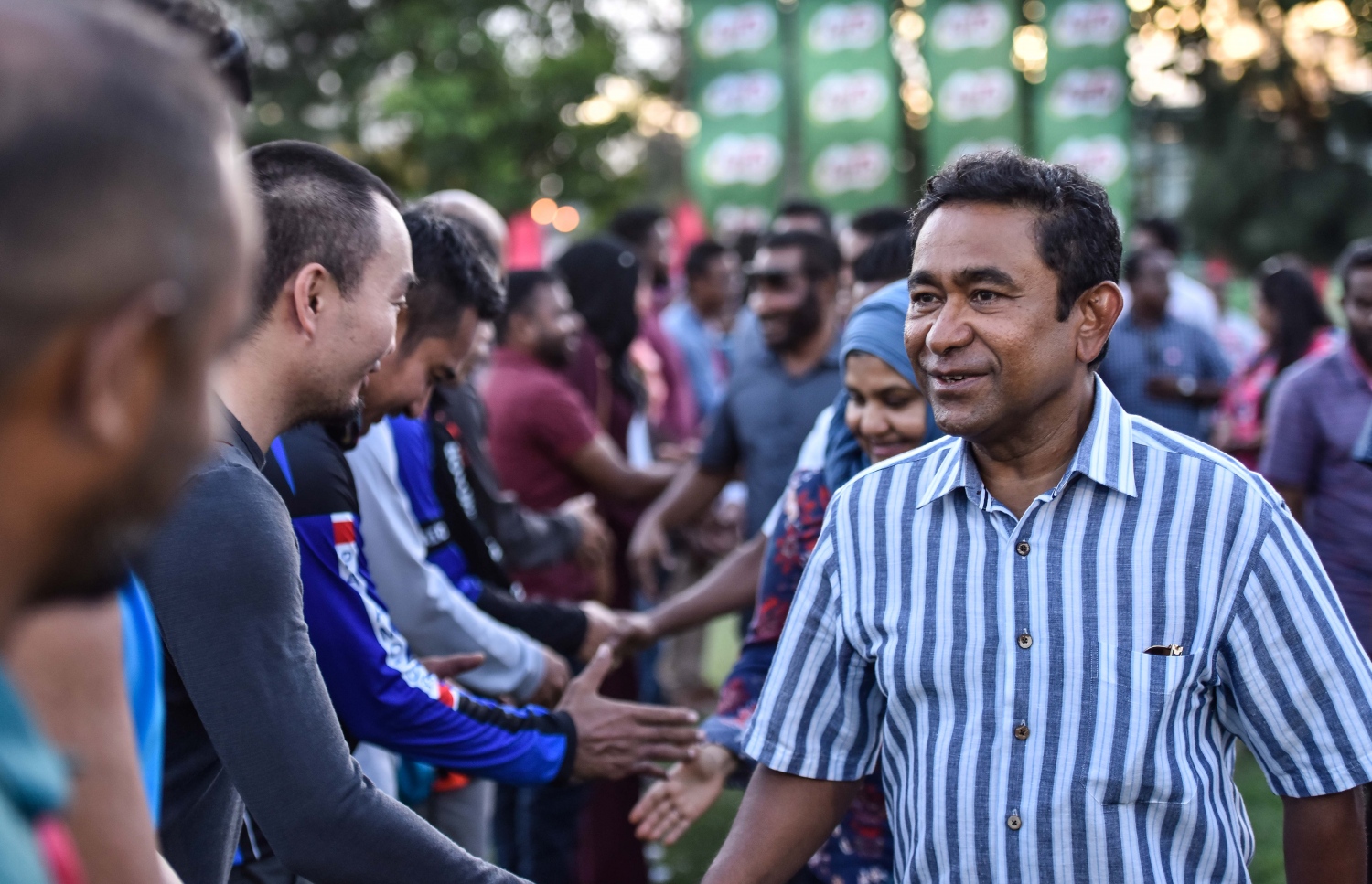 މާލެ: އޮގަސްޓް 5، 2017- ދެ ވަނަ ދައުރަކަށް ރައީސް ޔާމީން އިންތިޚާބު ކުރަން ހިންގާ ކެމްޕޭންގެ ތެރެއިން، ޒުވާނުންނަށް ޚާއްސަ ކޮށްގެން މާފަންނު ސްޓޭޑިއަމްގައި ބޭއްވި ޕެރަމޯޓާ ނުވަތަ ވައިކުޑައެއްގެ އެހީގައި އުދުހުމުގެ ހަރަކާތް ބެލުމަށް ގޮސް ތިބި މީހުންނާ އެމަނިކުފާނު ސަލާމް ކުރައްވަނީ.---މިހާރު ފޮޓޯ: ހުސެއިން ވަހީދު