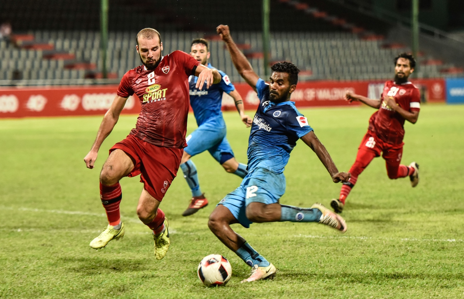 ދަގަނޑޭ (ކ) ފޮނުވާލާ ބޯޅަ ބްލޮކް ކުރަން ޓީސީގެ ޑިފެންޑަރު އީސާ މަސައްކަތް ކުރަނީ.-- ފޮޓޯ: ހުސެއިން ވަހީދު/ މިހާރު