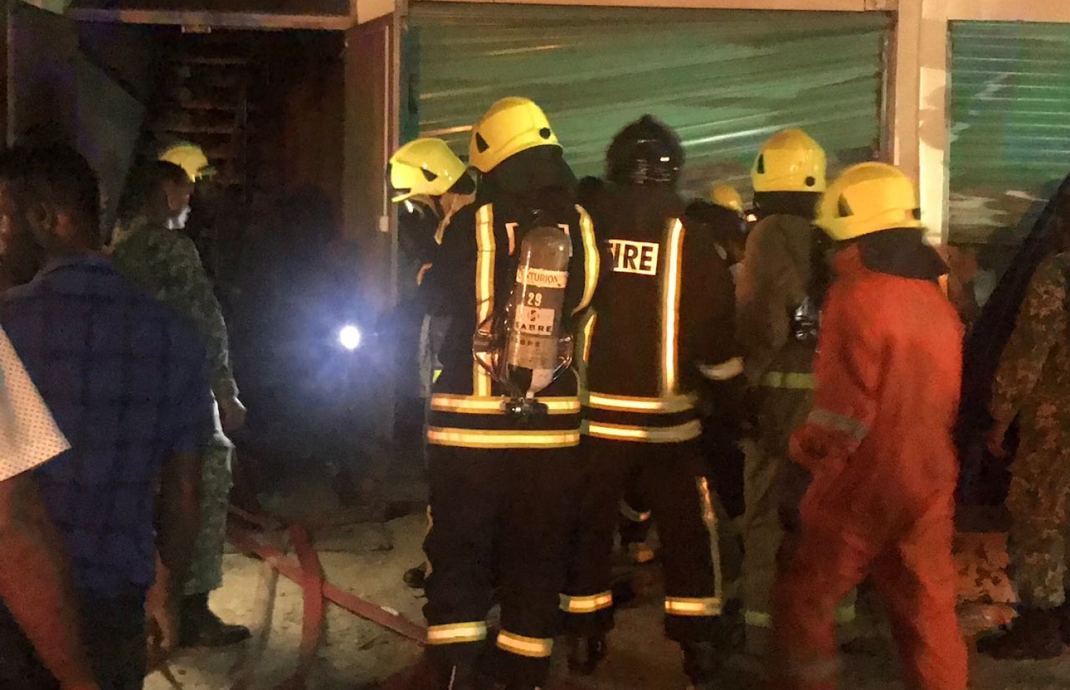 ގުދަނުގައި ރޯވި އަލިފާންގަނޑު ނިއްވުމަށް ސިފައިން މަސައްކަތް ކުރަނީ.