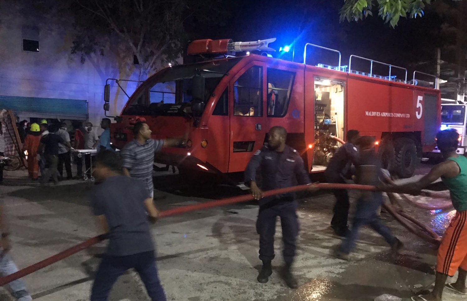 އަމީންގެ ގުދަނުގައި ރޯވި އަލިފާންގަނޑު ނިއްވުމަށް ސިފައިންނާއި ފުލުހުން ހަރަކާތްތެރިވަނީ.---މިހާރު ފޮޓޯ