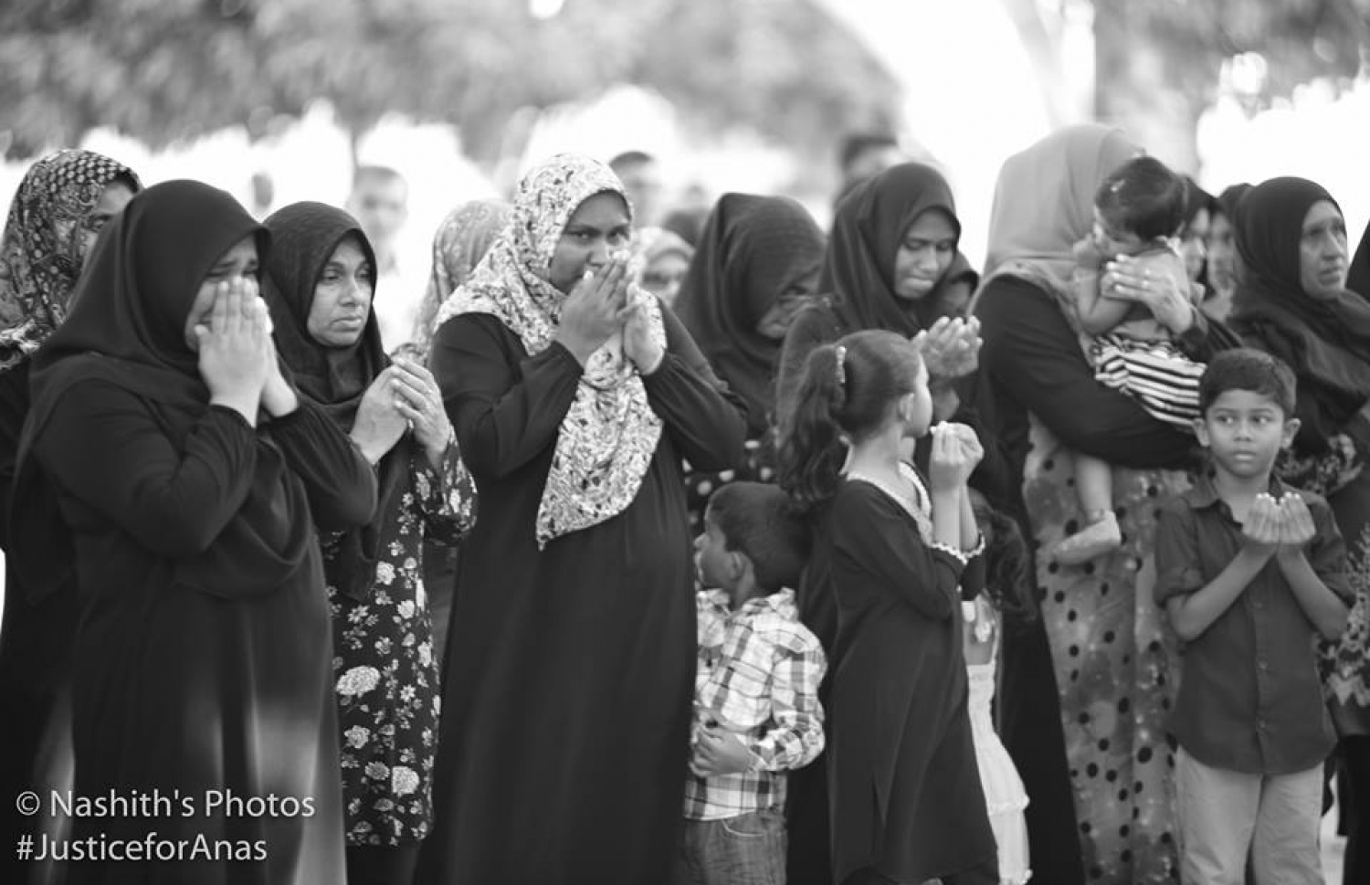 ރ. މީދޫ: އޮގަސްޓް 5، 2017: މެޔަށް ވަޅި ހަރައި މިދިޔަ ހަފުތާގައި މަރައިލި މުހައްމަދު އަަނަސް އަށް އިންސާފު ހޯދައިދިނުމަށް ގޮވާލާ އެރަށުގައި ބޭއްވި ހިނގާލުމުގައި އެރަށުގެ ގިނަ ބަޔަކު ބައިވެރިވަނީ: ހަށިގަނޑުގެ 37 ތަނަކަށް ވަޅި ހަރައި އަނަސް މަރާލާފައިވަނީ، މާލޭގެ ލިޓަސް ސާވިސް ސެންޓަރުގެ ތެރޭގައި ހުއްޓައި.-- ފޮޓޯ: ނާޝިތު