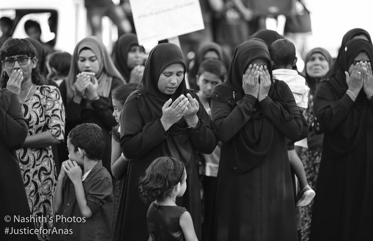 ރ. މީދޫ: އޮގަސްޓް 5، 2017: މެޔަށް ވަޅި ހަރައި މިދިޔަ ހަފުތާގައި މަރައިލި މުހައްމަދު އަަނަސް އަށް އިންސާފު ހޯދައިދިނުމަށް ގޮވާލާ އެރަށުގައި ބޭއްވި ހިނގާލުމުގައި އެރަށުގެ ގިނަ ބަޔަކު ބައިވެރިވަނީ: ހަށިގަނޑުގެ 37 ތަނަކަށް ވަޅި ހަރައި އަނަސް މަރާލާފައިވަނީ، މާލޭގެ ލިޓަސް ސާވިސް ސެންޓަރުގެ ތެރޭގައި ހުއްޓައި.-- ފޮޓޯ: ނާޝިތު