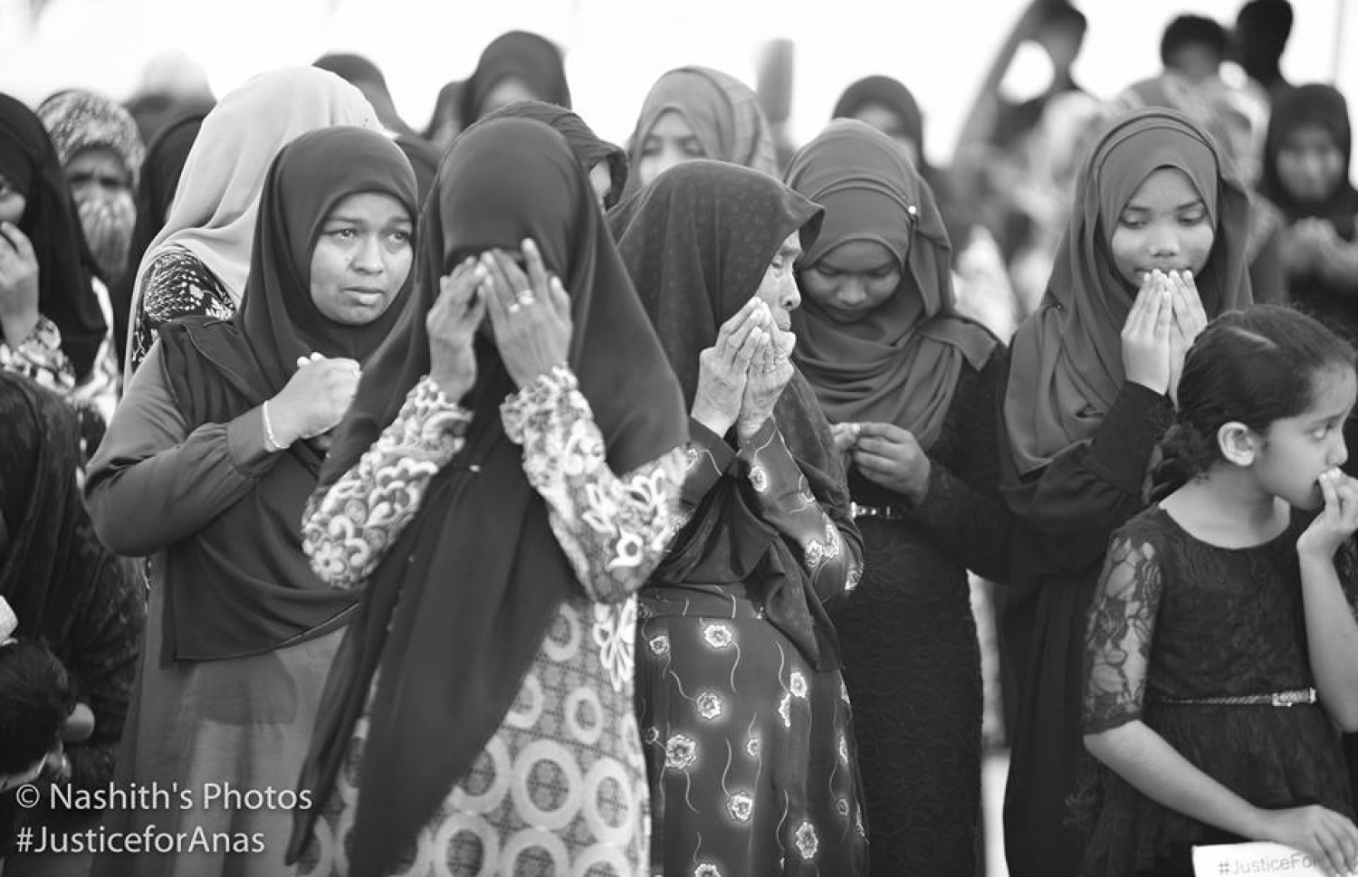 ރ. މީދޫ: އޮގަސްޓް 5، 2017: މެޔަށް ވަޅި ހަރައި މިދިޔަ ހަފުތާގައި މަރައިލި މުހައްމަދު އަަނަސް އަށް އިންސާފު ހޯދައިދިނުމަށް ގޮވާލާ އެރަށުގައި ބޭއްވި ހިނގާލުމުގައި އެރަށުގެ ގިނަ ބަޔަކު ބައިވެރިވަނީ: ހަށިގަނޑުގެ 37 ތަނަކަށް ވަޅި ހަރައި އަނަސް މަރާލާފައިވަނީ، މާލޭގެ ލިޓަސް ސާވިސް ސެންޓަރުގެ ތެރޭގައި ހުއްޓައި.-- ފޮޓޯ: ނާޝިތު