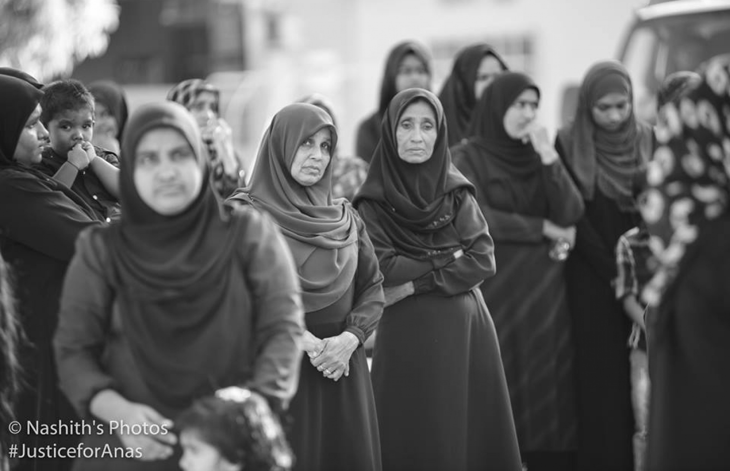 ރ. މީދޫ: އޮގަސްޓް 5، 2017: މެޔަށް ވަޅި ހަރައި މިދިޔަ ހަފުތާގައި މަރައިލި މުހައްމަދު އަަނަސް އަށް އިންސާފު ހޯދައިދިނުމަށް ގޮވާލާ އެރަށުގައި ބޭއްވި ހިނގާލުމުގައި އެރަށުގެ ގިނަ ބަޔަކު ބައިވެރިވަނީ: ހަށިގަނޑުގެ 37 ތަނަކަށް ވަޅި ހަރައި އަނަސް މަރާލާފައިވަނީ، މާލޭގެ ލިޓަސް ސާވިސް ސެންޓަރުގެ ތެރޭގައި ހުއްޓައި.-- ފޮޓޯ: ނާޝިތު