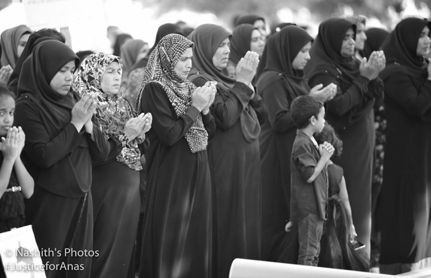 ރ. މީދޫ: އޮގަސްޓް 5، 2017: މެޔަށް ވަޅި ހަރައި މިދިޔަ ހަފުތާގައި މަރައިލި މުހައްމަދު އަަނަސް އަށް އިންސާފު ހޯދައިދިނުމަށް ގޮވާލާ އެރަށުގައި ބޭއްވި ހިނގާލުމުގައި އެރަށުގެ ގިނަ ބަޔަކު ބައިވެރިވަނީ: ހަށިގަނޑުގެ 37 ތަނަކަށް ވަޅި ހަރައި އަނަސް މަރާލާފައިވަނީ، މާލޭގެ ލިޓަސް ސާވިސް ސެންޓަރުގެ ތެރޭގައި ހުއްޓައި.-- ފޮޓޯ: ނާޝިތު