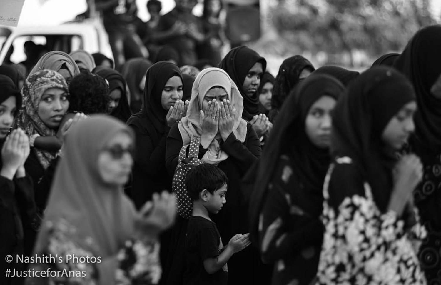 ރ. މީދޫ: އޮގަސްޓް 5، 2017: މެޔަށް ވަޅި ހަރައި މިދިޔަ ހަފުތާގައި މަރައިލި މުހައްމަދު އަަނަސް އަށް އިންސާފު ހޯދައިދިނުމަށް ގޮވާލާ އެރަށުގައި ބޭއްވި ހިނގާލުމުގައި އެރަށުގެ ގިނަ ބަޔަކު ބައިވެރިވަނީ: ހަށިގަނޑުގެ 37 ތަނަކަށް ވަޅި ހަރައި އަނަސް މަރާލާފައިވަނީ، މާލޭގެ ލިޓަސް ސާވިސް ސެންޓަރުގެ ތެރޭގައި ހުއްޓައި.-- ފޮޓޯ: ނާޝިތު