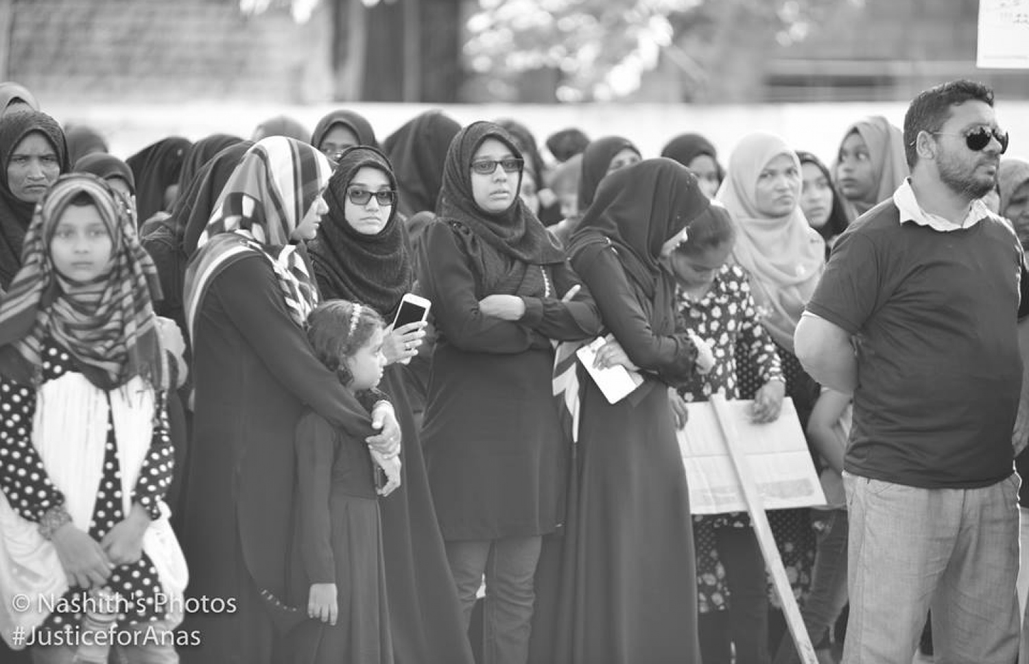 ރ. މީދޫ: އޮގަސްޓް 5، 2017: މެޔަށް ވަޅި ހަރައި މިދިޔަ ހަފުތާގައި މަރައިލި މުހައްމަދު އަަނަސް އަށް އިންސާފު ހޯދައިދިނުމަށް ގޮވާލާ އެރަށުގައި ބޭއްވި ހިނގާލުމުގައި އެރަށުގެ ގިނަ ބަޔަކު ބައިވެރިވަނީ: ހަށިގަނޑުގެ 37 ތަނަކަށް ވަޅި ހަރައި އަނަސް މަރާލާފައިވަނީ، މާލޭގެ ލިޓަސް ސާވިސް ސެންޓަރުގެ ތެރޭގައި ހުއްޓައި.-- ފޮޓޯ: ނާޝިތު