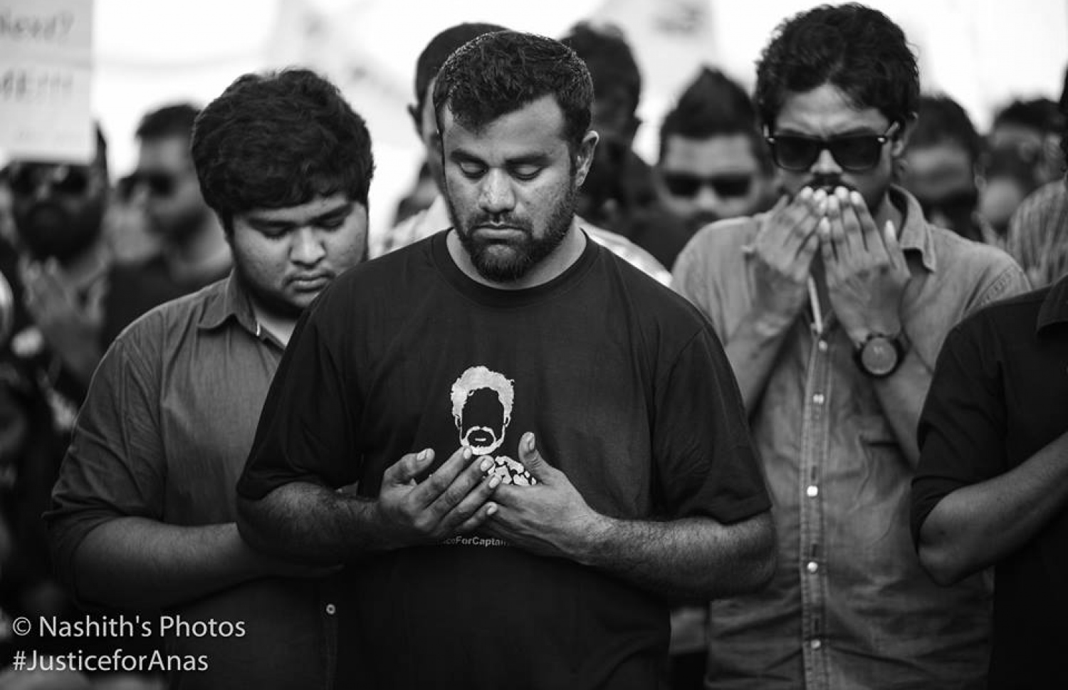 ރ. މީދޫ: އޮގަސްޓް 5، 2017: މެޔަށް ވަޅި ހަރައި މިދިޔަ ހަފުތާގައި މަރައިލި މުހައްމަދު އަަނަސް އަށް އިންސާފު ހޯދައިދިނުމަށް ގޮވާލާ އެރަށުގައި ބޭއްވި ހިނގާލުމުގައި އެރަށުގެ ގިނަ ބަޔަކު ބައިވެރިވަނީ: ހަށިގަނޑުގެ 37 ތަނަކަށް ވަޅި ހަރައި އަނަސް މަރާލާފައިވަނީ، މާލޭގެ ލިޓަސް ސާވިސް ސެންޓަރުގެ ތެރޭގައި ހުއްޓައި.-- ފޮޓޯ: ނާޝިތު