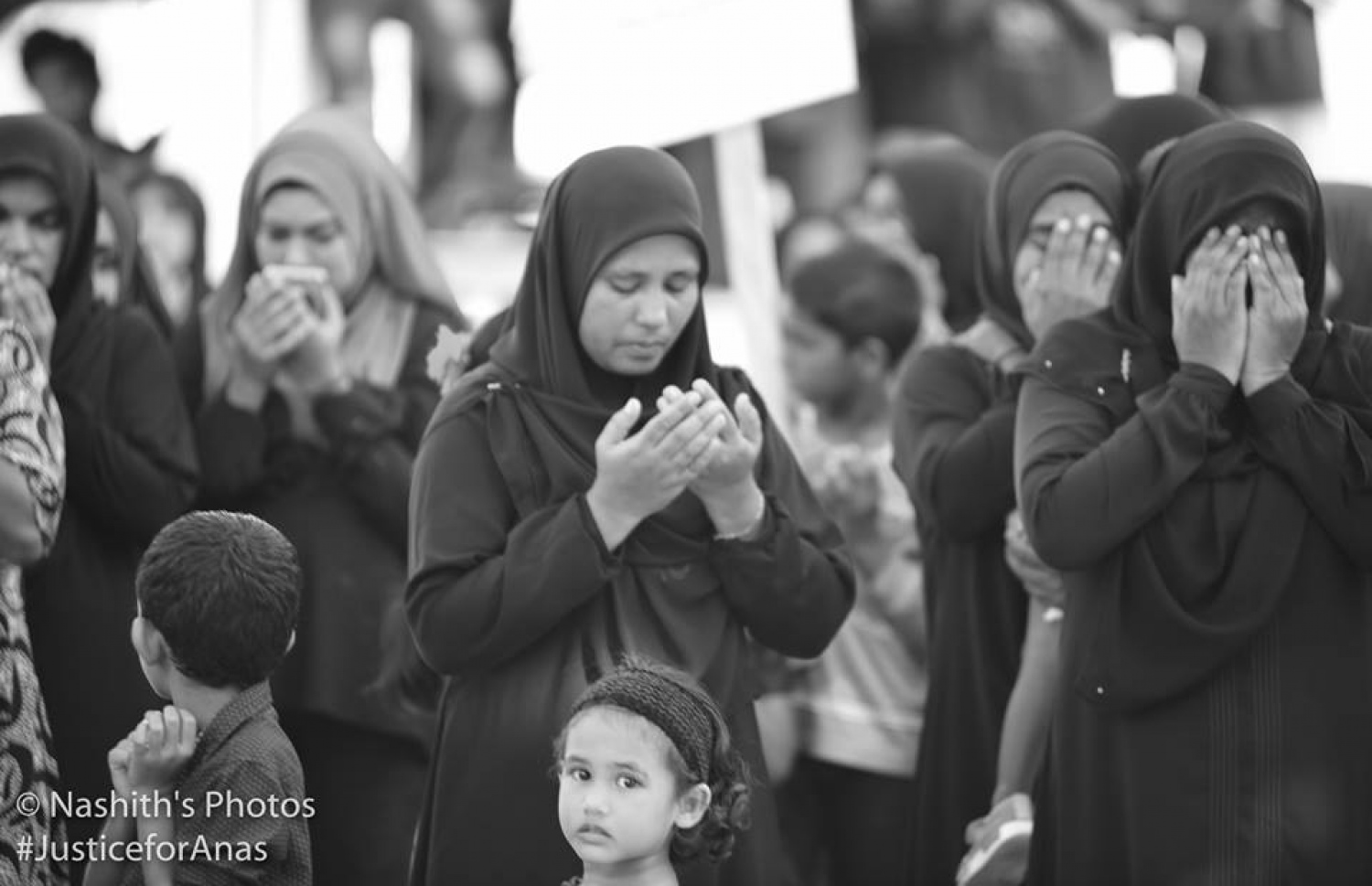 ރ. މީދޫ: އޮގަސްޓް 5، 2017: މެޔަށް ވަޅި ހަރައި މިދިޔަ ހަފުތާގައި މަރައިލި މުހައްމަދު އަަނަސް އަށް އިންސާފު ހޯދައިދިނުމަށް ގޮވާލާ އެރަށުގައި ބޭއްވި ހިނގާލުމުގައި އެރަށުގެ ގިނަ ބަޔަކު ބައިވެރިވަނީ: ހަށިގަނޑުގެ 37 ތަނަކަށް ވަޅި ހަރައި އަނަސް މަރާލާފައިވަނީ، މާލޭގެ ލިޓަސް ސާވިސް ސެންޓަރުގެ ތެރޭގައި ހުއްޓައި.-- ފޮޓޯ: ނާޝިތު