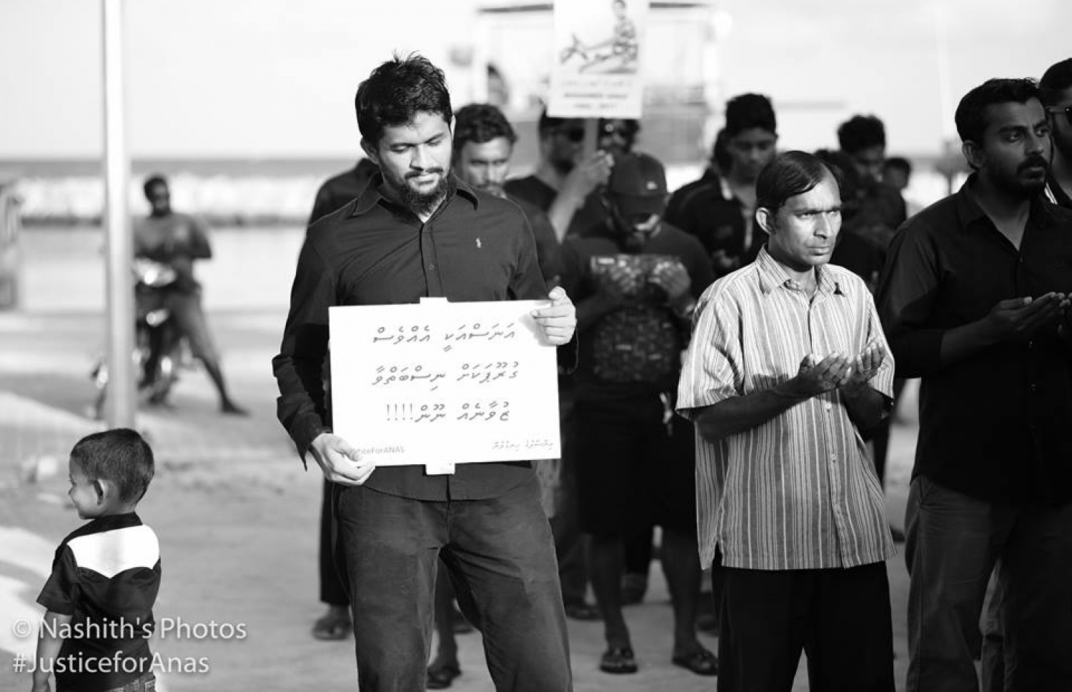 ރ. މީދޫ: އޮގަސްޓް 5، 2017: މެޔަށް ވަޅި ހަރައި މިދިޔަ ހަފުތާގައި މަރައިލި މުހައްމަދު އަަނަސް އަށް އިންސާފު ހޯދައިދިނުމަށް ގޮވާލާ އެރަށުގައި ބޭއްވި ހިނގާލުމުގައި އެރަށުގެ ގިނަ ބަޔަކު ބައިވެރިވަނީ: ހަށިގަނޑުގެ 37 ތަނަކަށް ވަޅި ހަރައި އަނަސް މަރާލާފައިވަނީ، މާލޭގެ ލިޓަސް ސާވިސް ސެންޓަރުގެ ތެރޭގައި ހުއްޓައި.-- ފޮޓޯ: ނާޝިތު