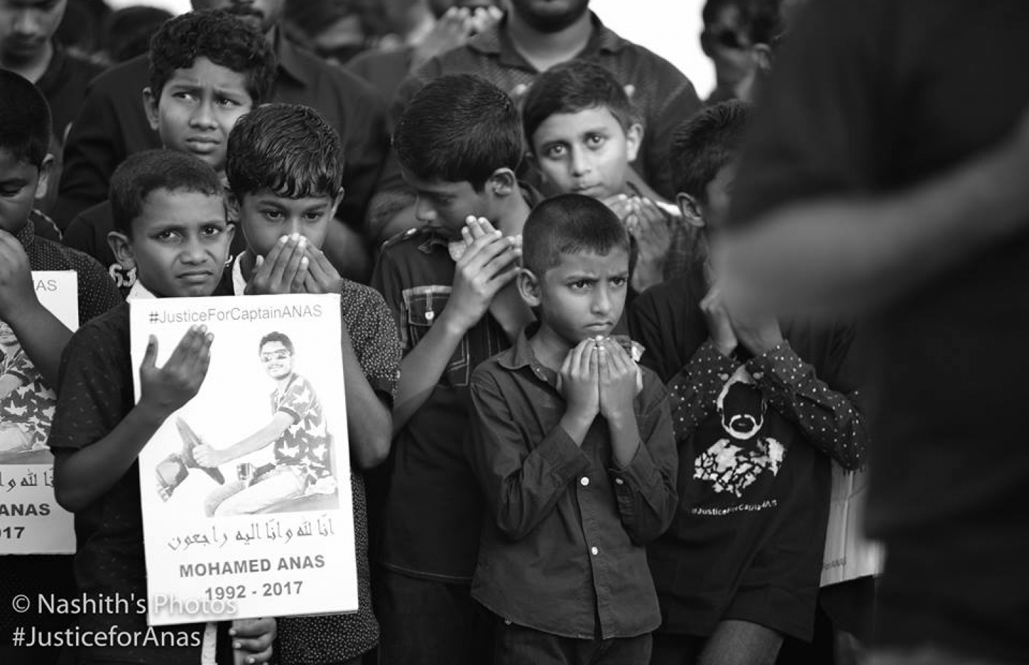 ރ. މީދޫ: އޮގަސްޓް 5، 2017: މެޔަށް ވަޅި ހަރައި މިދިޔަ ހަފުތާގައި މަރައިލި މުހައްމަދު އަަނަސް އަށް އިންސާފު ހޯދައިދިނުމަށް ގޮވާލާ އެރަށުގައި ބޭއްވި ހިނގާލުމުގައި އެރަށުގެ ގިނަ ބަޔަކު ބައިވެރިވަނީ: ހަށިގަނޑުގެ 37 ތަނަކަށް ވަޅި ހަރައި އަނަސް މަރާލާފައިވަނީ، މާލޭގެ ލިޓަސް ސާވިސް ސެންޓަރުގެ ތެރޭގައި ހުއްޓައި.-- ފޮޓޯ: ނާޝިތު