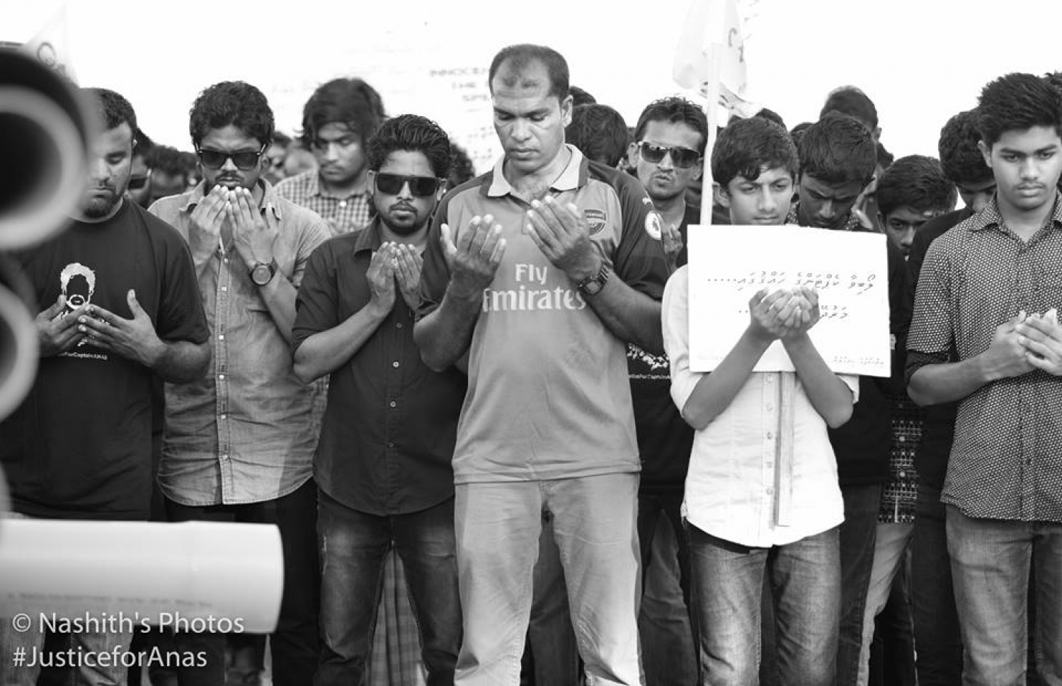 ރ. މީދޫ: އޮގަސްޓް 5، 2017: މެޔަށް ވަޅި ހަރައި މިދިޔަ ހަފުތާގައި މަރައިލި މުހައްމަދު އަަނަސް އަށް އިންސާފު ހޯދައިދިނުމަށް ގޮވާލާ އެރަށުގައި ބޭއްވި ހިނގާލުމުގައި އެރަށުގެ ގިނަ ބަޔަކު ބައިވެރިވަނީ: ހަށިގަނޑުގެ 37 ތަނަކަށް ވަޅި ހަރައި އަނަސް މަރާލާފައިވަނީ، މާލޭގެ ލިޓަސް ސާވިސް ސެންޓަރުގެ ތެރޭގައި ހުއްޓައި.-- ފޮޓޯ: ނާޝިތު