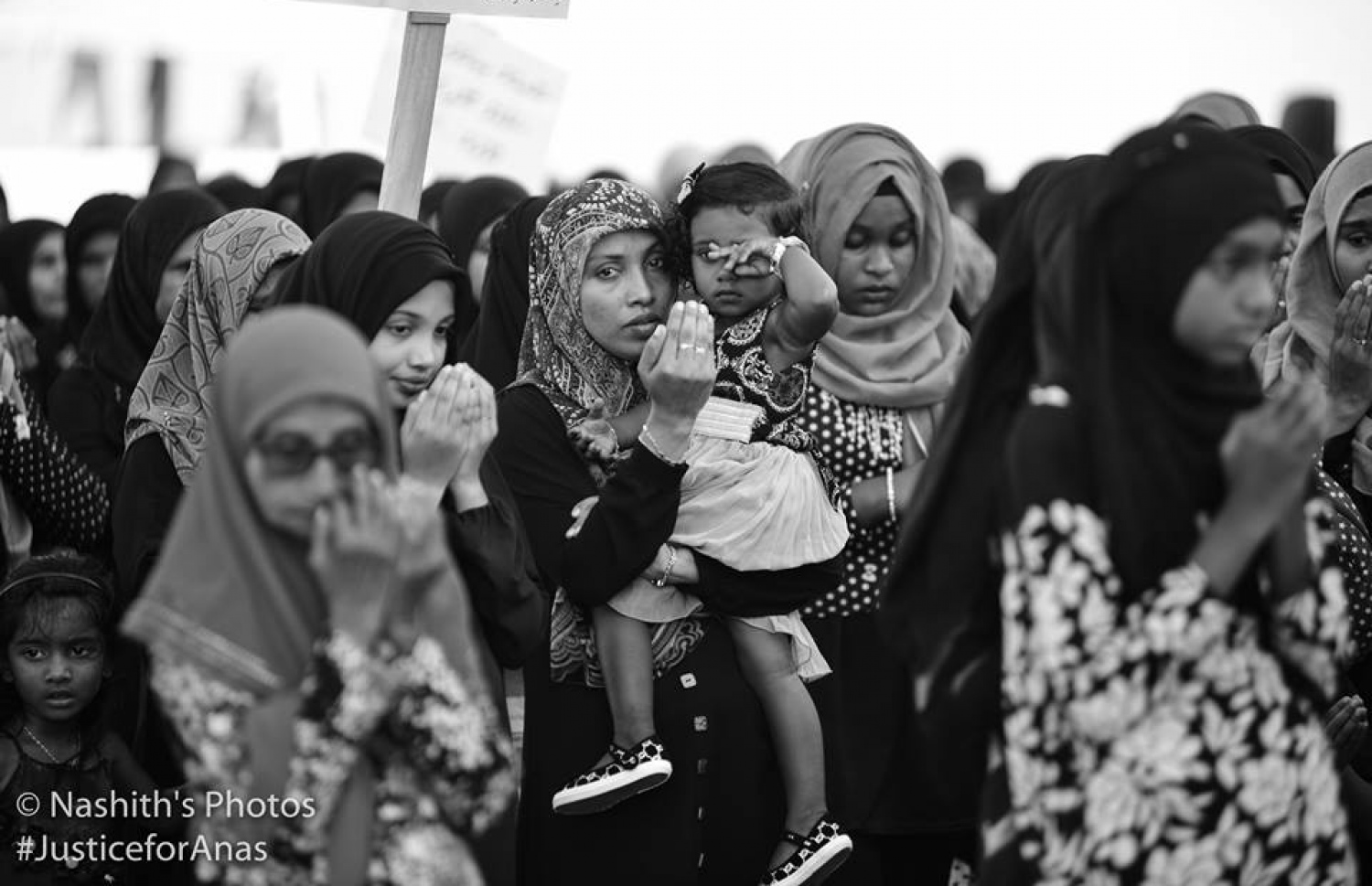 ރ. މީދޫ: އޮގަސްޓް 5، 2017: މެޔަށް ވަޅި ހަރައި މިދިޔަ ހަފުތާގައި މަރައިލި މުހައްމަދު އަަނަސް އަށް އިންސާފު ހޯދައިދިނުމަށް ގޮވާލާ އެރަށުގައި ބޭއްވި ހިނގާލުމުގައި އެރަށުގެ ގިނަބަޔަކު ބައިވެރިވަނީ: ހަށިގަނޑުގެ 37 ތަނަކަށް ވަޅި ހަރައި އަނަސް މަރާލާފައިވަނީ، މާލޭގެ ލިޓަސް ސާވިސް ސެންޓަރުގެ ތެރޭގައި ހުއްޓައި.-- ފޮޓޯ: ނާޝިތު