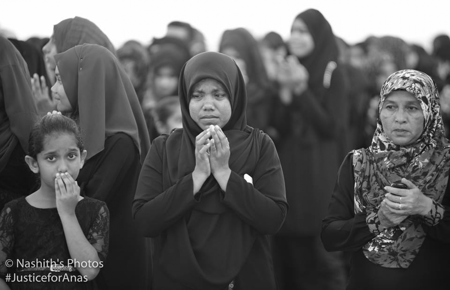 ރ. މީދޫ: އޮގަސްޓް 5، 2017: މެޔަށް ވަޅި ހަރައި މިދިޔަ ހަފުތާގައި މަރައިލި މުހައްމަދު އަަނަސް އަށް އިންސާފު ހޯދައިދިނުމަށް ގޮވާލާ އެރަށުގައި ބޭއްވި ހިނގާލުމުގައި ރަށުގެ ގިނަބަޔަކު ބައިވެރިވަނީ: ހަށިގަނޑުގެ 37 ތަނަކަށް ވަޅި ހަރައި އަނަސް މަރާލާފައިވަނީ، މާލޭގެ ލިޓަސް ސާވިސް ސެންޓަރުގެ ތެރޭގައި ހުއްޓައި.-- ފޮޓޯ: ނާޝިތު