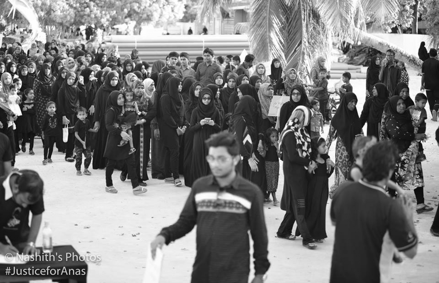 ރ. މީދޫ: އޮގަސްޓް 5، 2017: މެޔަށް ވަޅި ހަރައި މިދިޔަ ހަފުތާގައި މަރައިލި މުހައްމަދު އަަނަސް އަށް އިންސާފު ހޯދައިދިނުމަށް ގޮވާލާ އެރަށުގައި ބޭއްވި ހިނގާލުމުގައި ރަށުގެ ގިނަބަޔަކު ބައިވެރިވަނީ: ހަށިގަނޑުގެ 37 ތަނަކަށް ވަޅި ހަރައި އަނަސް މަރާލާފައިވަނީ، މާލޭގެ ލިޓަސް ސާވިސް ސެންޓަރުގެ ތެރޭގައި ހުއްޓައި.-- ފޮޓޯ: ނާޝިތު