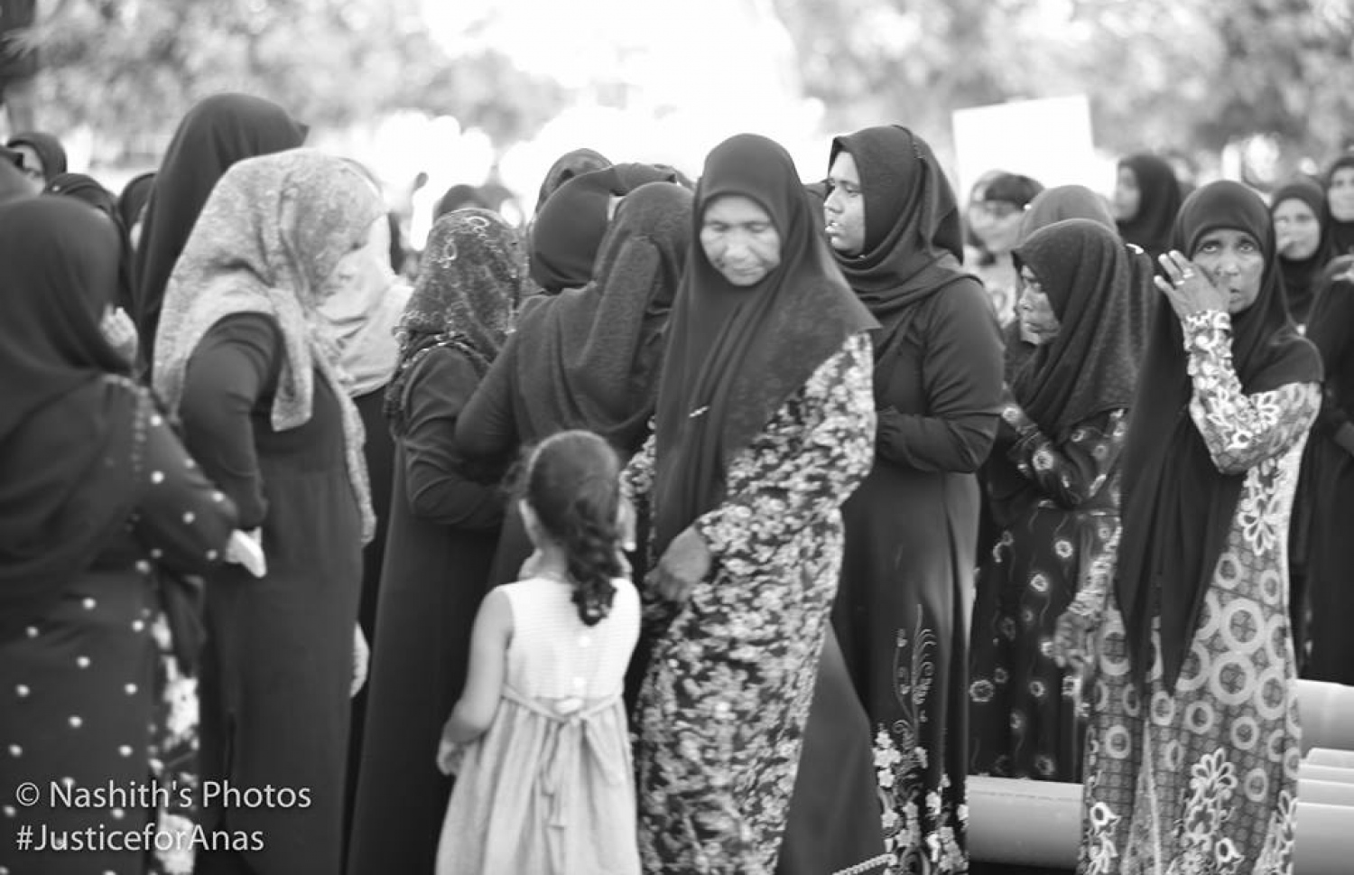 ރ. މީދޫ: އޮގަސްޓް 5، 2017: މެޔަށް ވަޅި ހަރައި މިދިޔަ ހަފުތާގައި މަރައިލި މުހައްމަދު އަަނަސް އަށް އިންސާފު ހޯދައިދިނުމަށް ގޮވާލާ އެރަށުގައި ބޭއްވި ހިނގާލުމުގައި ރަށުގެ ގިނަބަޔަކު ބައިވެރިވަނީ: ހަށިގަނޑުގެ 37 ތަނަކަށް ވަޅި ހަރައި އަނަސް މަރާލާފައިވަނީ، މާލޭގެ ލިޓަސް ސާވިސް ސެންޓަރުގެ ތެރޭގައި ހުއްޓައި.-- ފޮޓޯ: ނާޝިތު