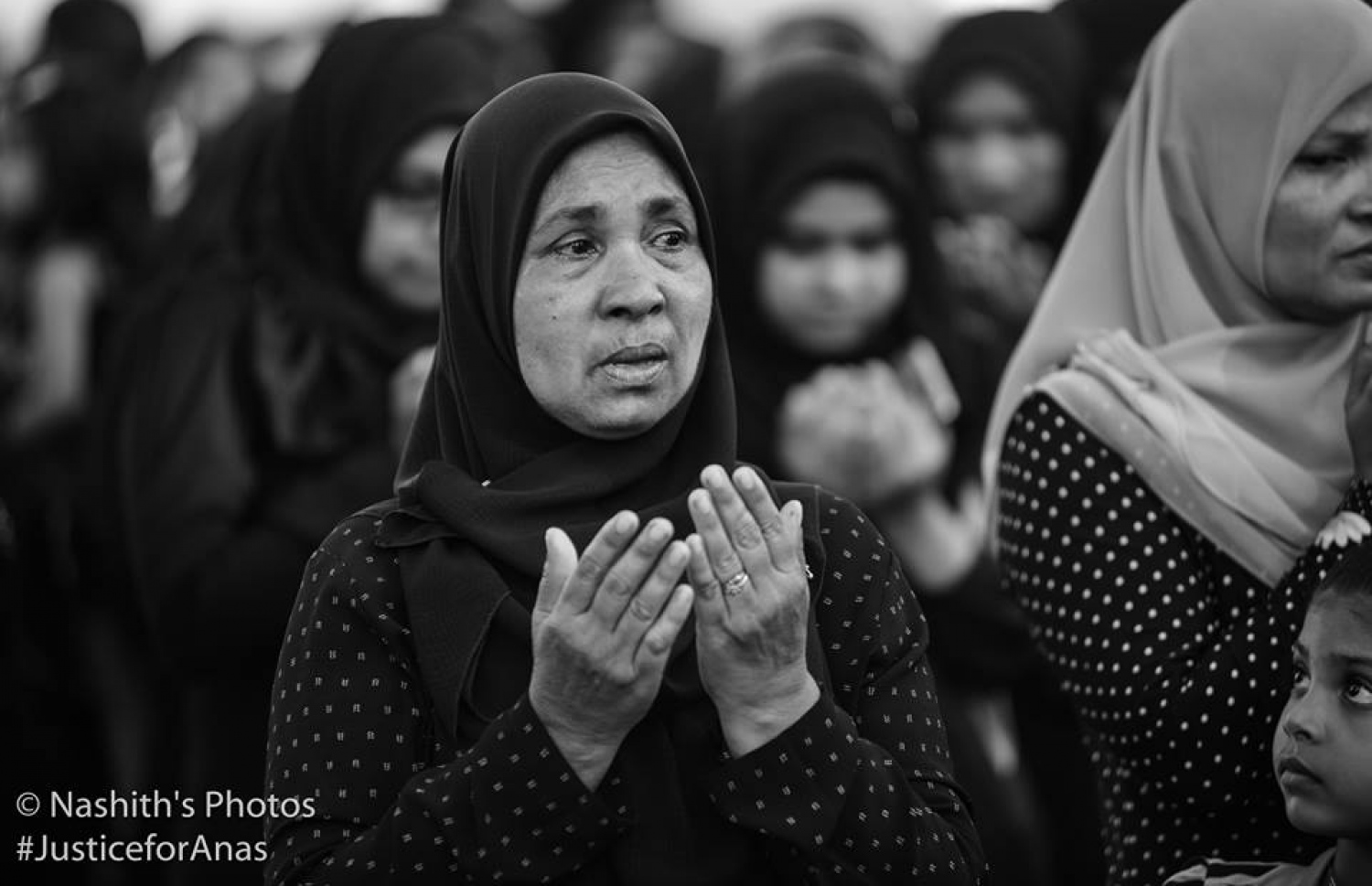 ރ. މީދޫ: އޮގަސްޓް 5، 2017: މެޔަށް ވަޅި ހަރައި މިދިޔަ ހަފުތާގައި މަރައިލި މުހައްމަދު އަަނަސް އަށް އިންސާފު ހޯދައިދިނުމަށް ގޮވާލާ އެރަށުގައި ބޭއްވި ހިނގާލުމުގައި ރަށުގެ ގިނަބަޔަކު ބައިވެރިވަނީ: ހަށިގަނޑުގެ 37 ތަނަކަށް ވަޅި ހަރައި އަނަސް މަރާލާފައިވަނީ، މާލޭގެ ލިޓަސް ސާވިސް ސެންޓަރުގެ ތެރޭގައި ހުއްޓައި.-- ފޮޓޯ: ނާޝިތު