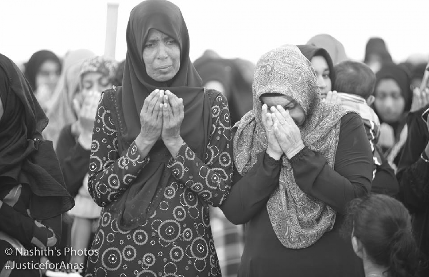 ރ. މީދޫ: އޮގަސްޓް 5، 2017: މެޔަށް ވަޅި ހަރައި މިދިޔަ ހަފުތާގައި މަރައިލި މުހައްމަދު އަަނަސް އަށް އިންސާފު ހޯދައިދިނުމަށް ގޮވާލާ އެރަށުގައި ބޭއްވި ހިނގާލުމުގައި ރަށުގެ ގިނަބަޔަކު ބައިވެރިވަނީ: ހަށިގަނޑުގެ 37 ތަނަކަށް ވަޅި ހަރައި އަނަސް މަރާލާފައިވަނީ، މާލޭގެ ލިޓަސް ސާވިސް ސެންޓަރުގެ ތެރޭގައި ހުއްޓައި.-- ފޮޓޯ: ނާޝިތު