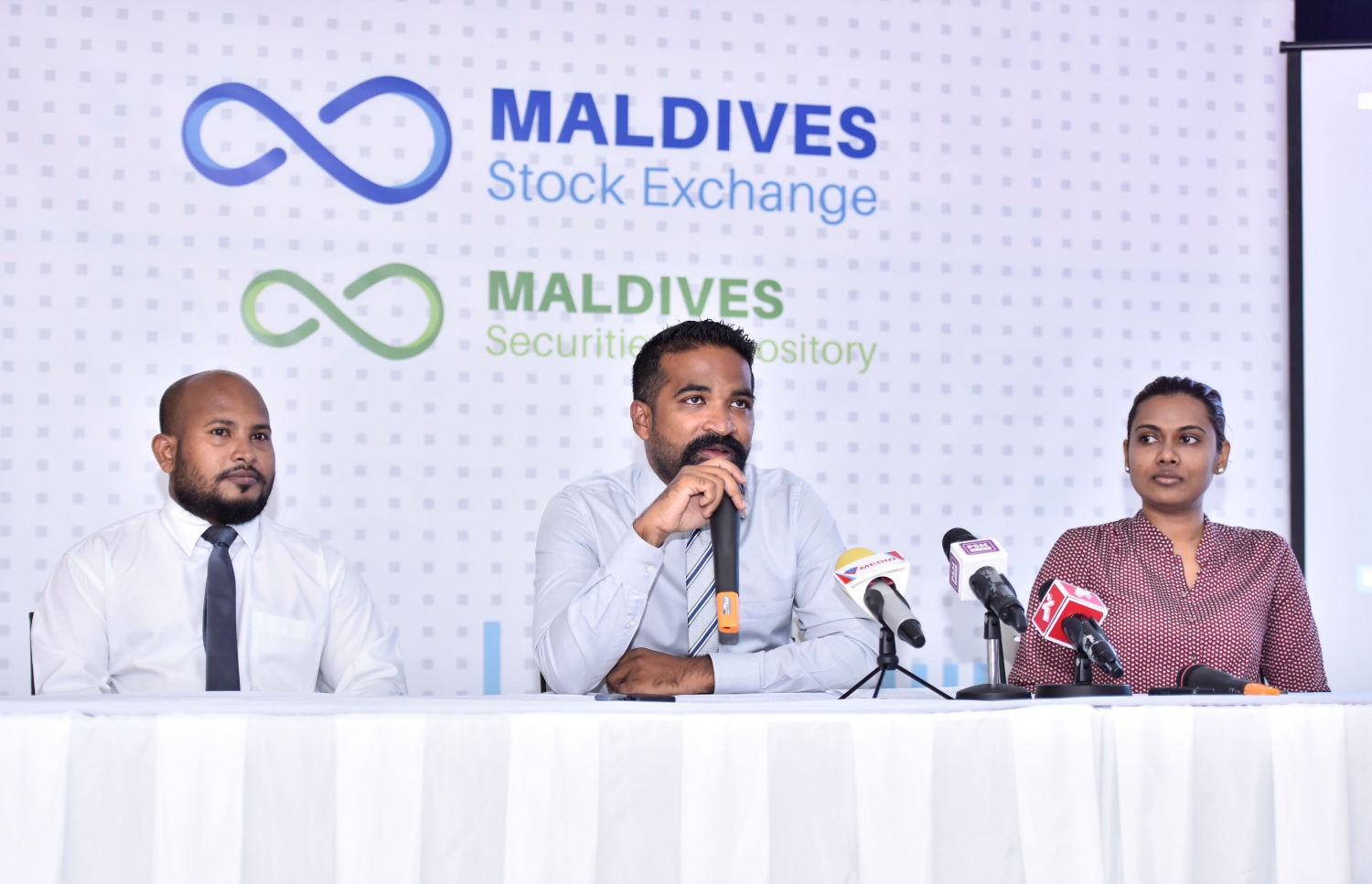 ސްޓޮކް އެކްސްޗޭންޖުން ބޭއްވި ނޫސްވެރިންގެ ބައްދަލުވުމެއްގައި މުޖުތަބާ (ވ) ބައިވެރިވަނީ.-- ފޮޓޯ: މިހާރު