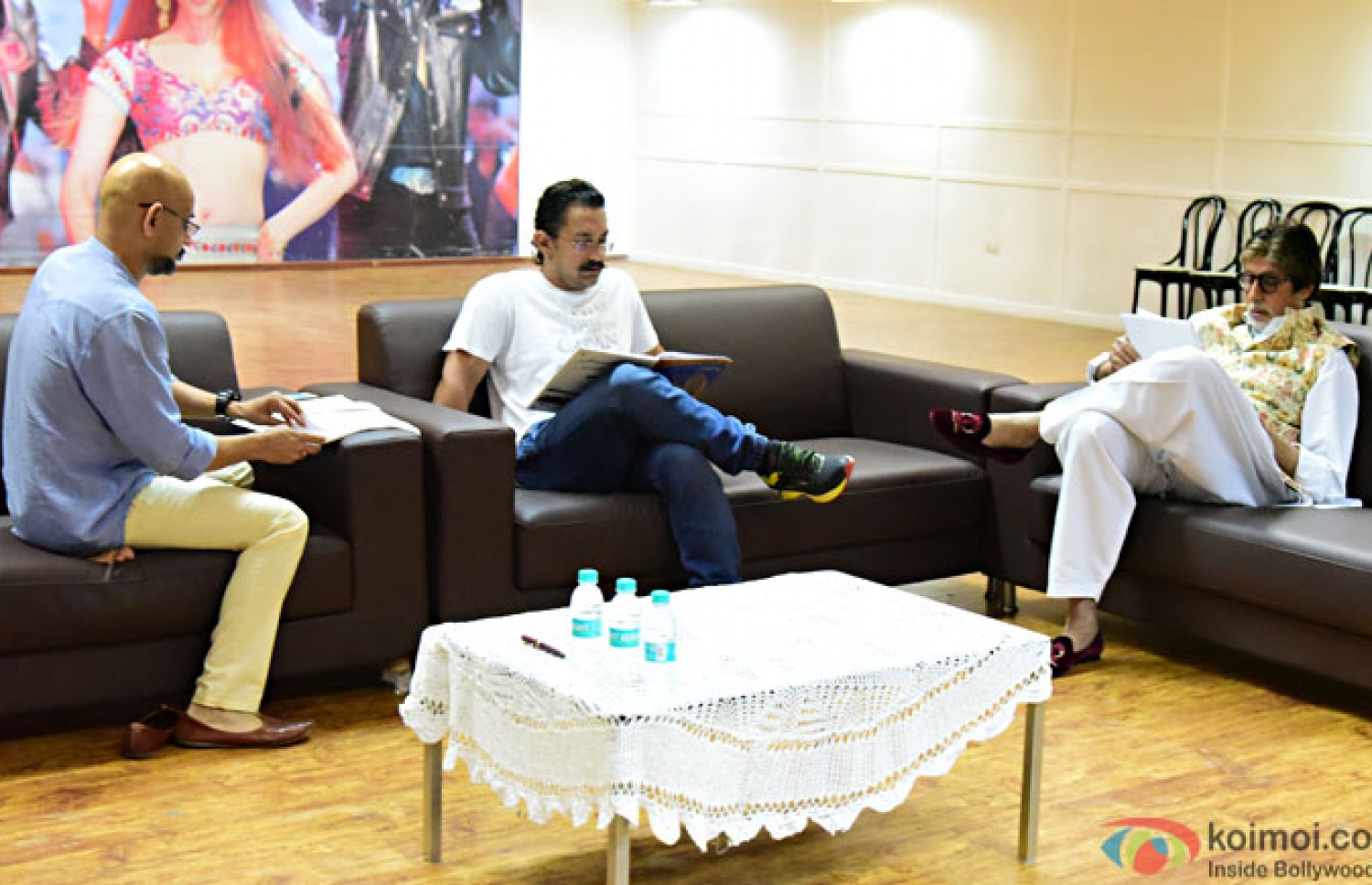 އަމީތާބާއި އާމިރް ޑައިރެކްޓަރު ވިކްޓާއާ އެކު "ތަގްސް އޮފް ހިންދުސްތާން" ގެ ސްކްރިޕްޓް ރީޑިން ސެޝަނެއްގައި.