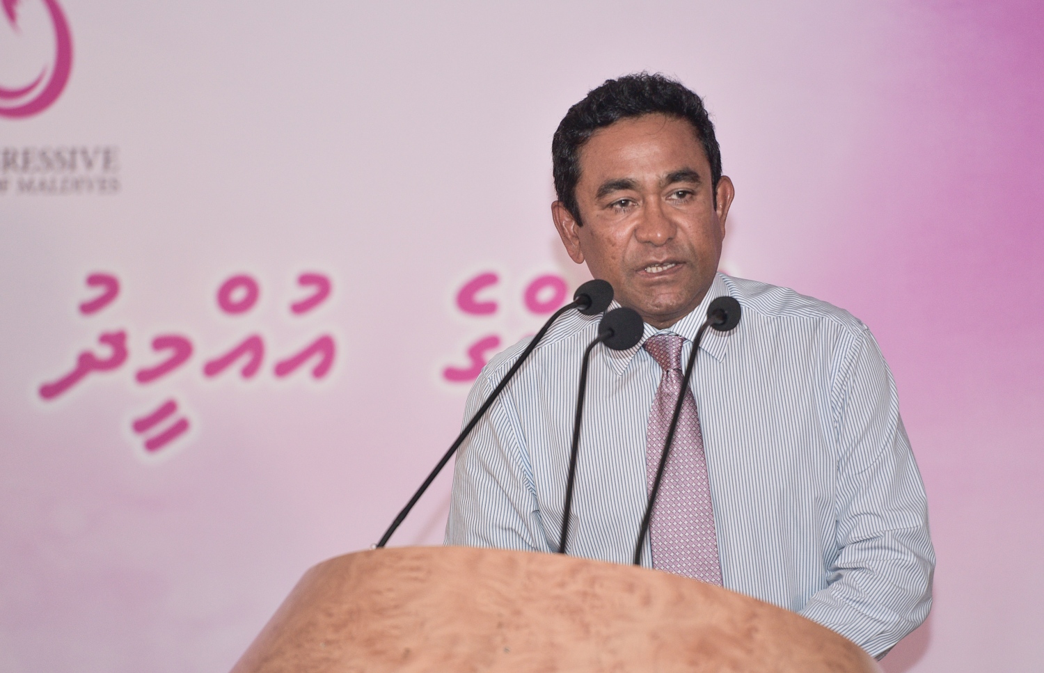 ޕީޕީއެމަށް އަލަށް ގުޅުނު މެމްބަރުންގެ ފޯމުތައް ހަވާލުކުރަން ބޭއްވި ރަސްމިއްޔާތުގައި ރައީސް ޔާމީން ވާހަކަފުޅު ދައްކަވަނީ. --ފޮޓޯ: ހުސެއިން ވަހީދު/ މިހާރު