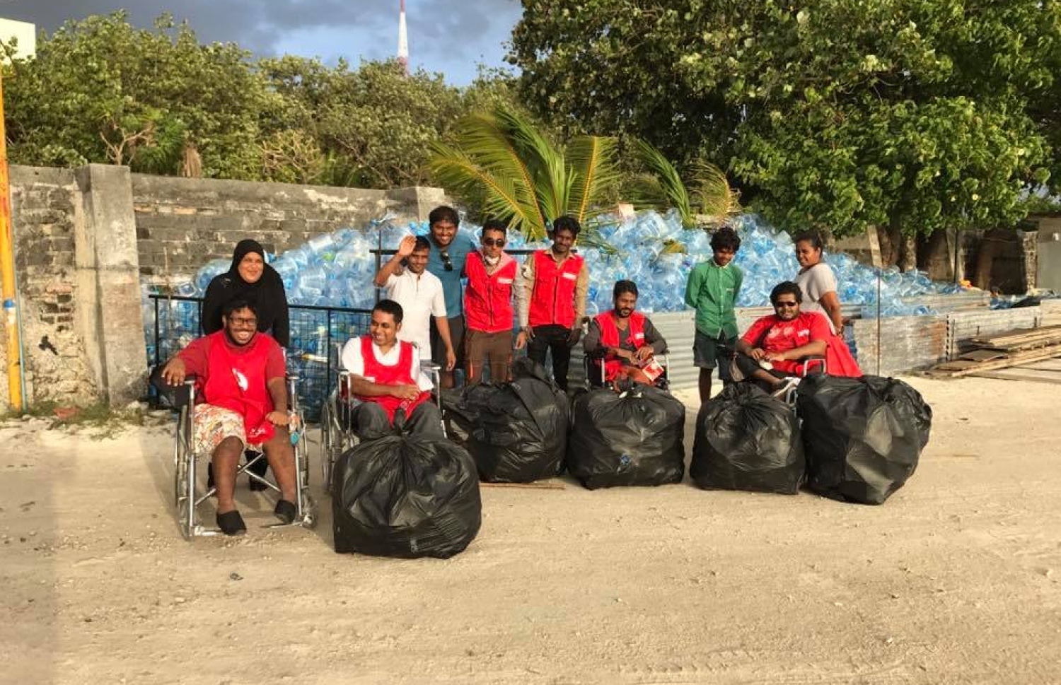 ވިލިމާލެ އަކީ ސާފުތާހިރު ތަނަކަށް ހެދުމަށް ބޭއްވި ސާފުކުރުމުގެ ޕްރޮގްރާމުގެ ދަށުން އެއްކުރި ކުނިތަކަކާ އެކު، އެ ޔުނިޓުގެ ވޮލެންޓިއަރުން ފޮޓޯއަކަށް ހުއްޓިލައިގެން-- ފޮޓޯ:ފޭސްބުކް