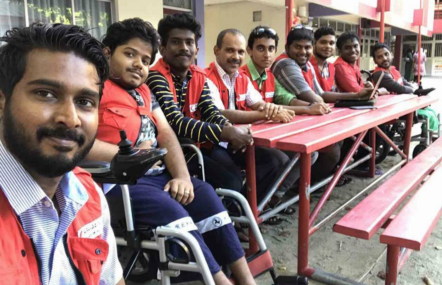 ވިިލިޖޯލީގެ ވޮލެންޓިއަރުންނާއެކު ސެލްފީއެއް ނަގަނީ.-- ފޮޓޯ: ފޭސްބުކް