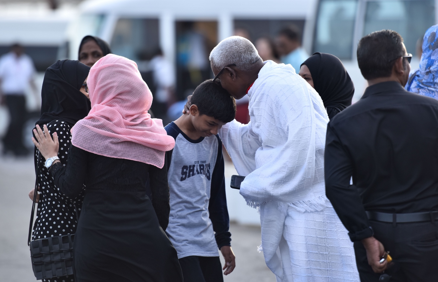 ވެލާނާ އިންޓަނޭޝަނަލް އެއާޕޯޓް: އޮގަސްޓް 7، 2017- ދިވެހި ހައްޖުވެރިންގެ ފުރަތަމަ ގުރޫޕުގެ މީހަކު އެއާޕޯޓުގައި: ދިވެހި ހައްޖުވެރިން މިއަދު ފުރަން ފަށާފައިވާއިރު، ހަތަރު ގުރޫޕަކުން މި އަހަރު މީހުން ހައްޖަށް ދާނެ.---މިހާރު ފޮޓޯ: ހުސެއިން ވަހީދު