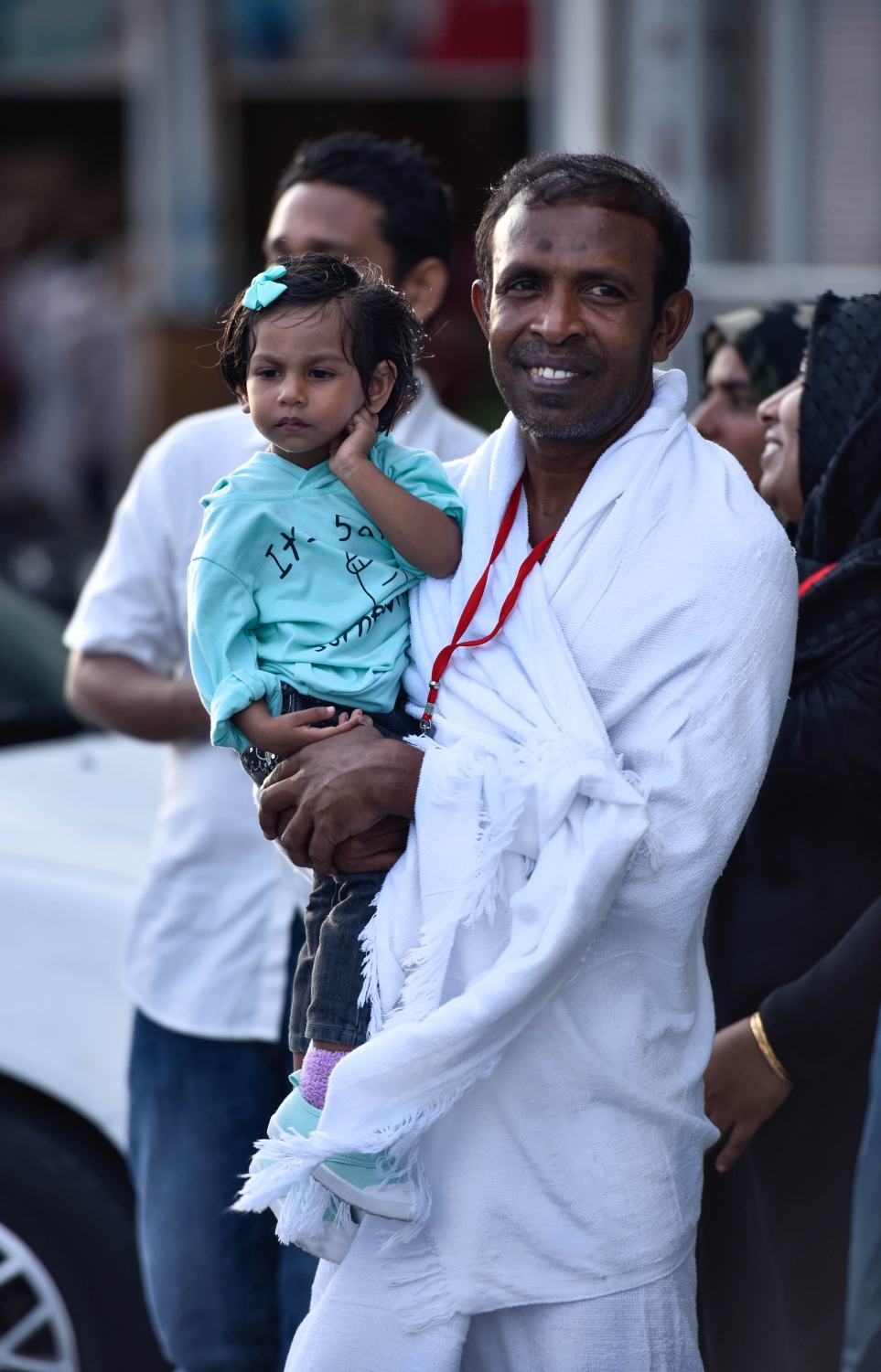 ވެލާނާ އިންޓަނޭޝަނަލް އެއާޕޯޓް: އޮގަސްޓް 7، 2017- ހައްޖުގެ މަތިވެރި އަޅުކަމުގައި މިފަހަރު ރާއްޖެއިން ބައިވެރިވާ ހައްޖާޖީއަކު ފުރުމުގެ ކުރިން ކުޑަކުއްޖަކު އުރާލައިގެން.---މިހާރު ފޮޓޯތައް: ހުސެއިން ވަހީދު