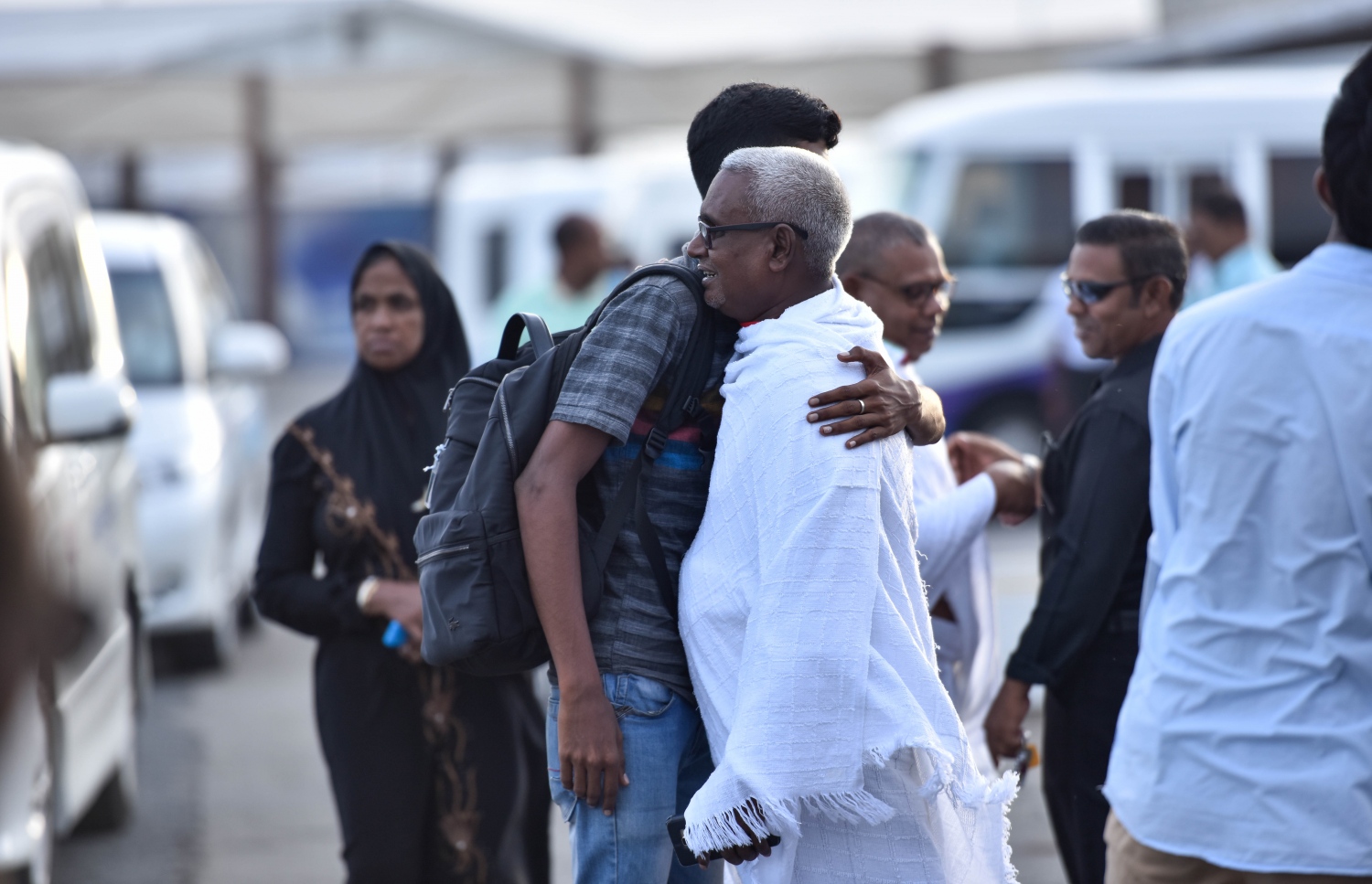 ވެލާނާ އިންޓަނޭޝަނަލް އެއާޕޯޓް: އޮގަސްޓް 7، 2017- ދިވެހި ހައްޖުވެރިންގެ ފުރަތަމަ ގުރޫޕުގެ މީހަކު އެއާޕޯޓުގައި: ދިވެހި ހައްޖުވެރިން މިއަދު ފުރަން ފަށާފައިވާއިރު، ހަތަރު ގުރޫޕަކުން މި އަހަރު މީހުން ހައްޖަށް ދާނެ.---މިހާރު ފޮޓޯ: ހުސެއިން ވަހީދު