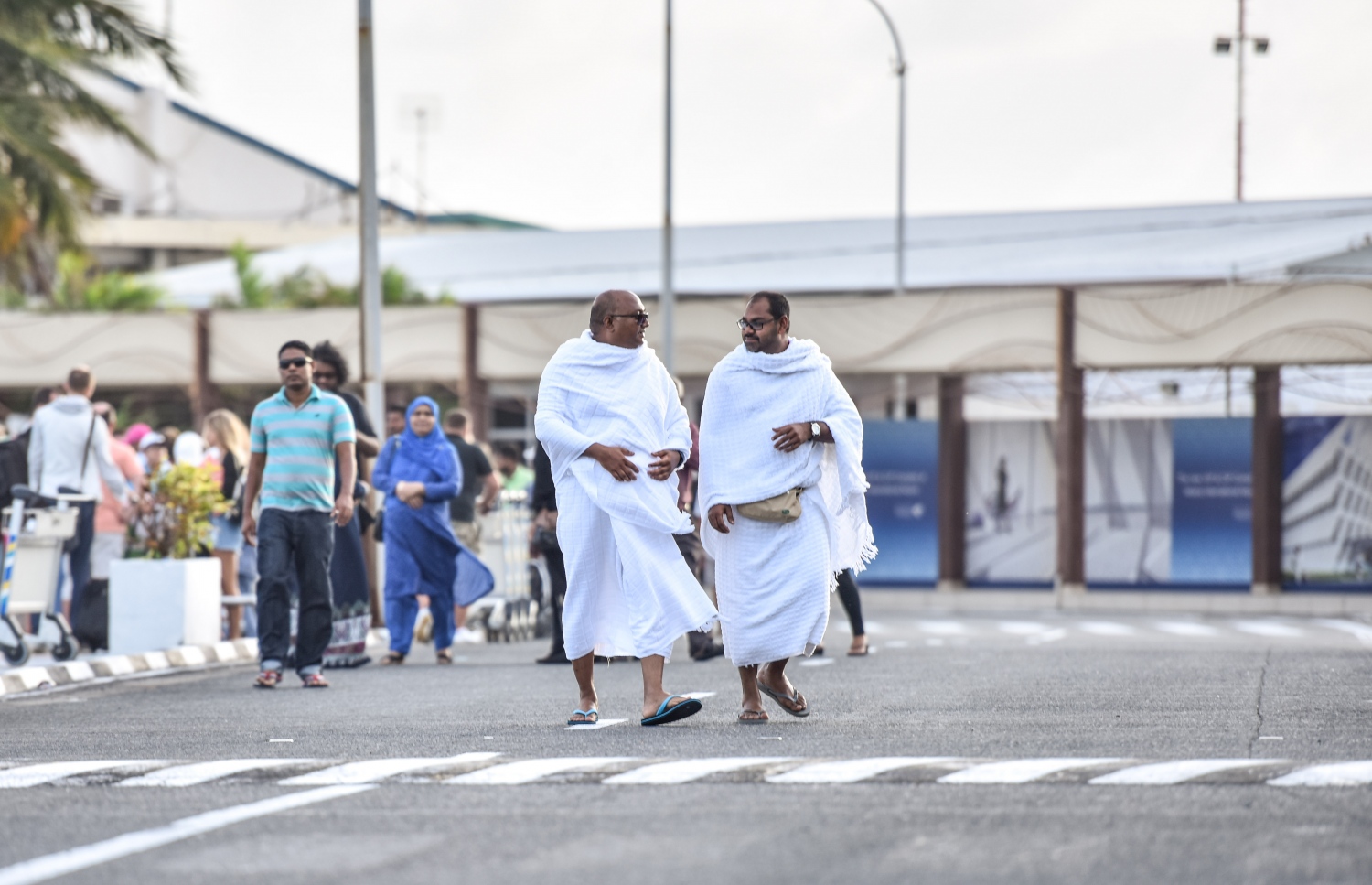 ވެލާނާ އިންޓަނޭޝަނަލް އެއާޕޯޓް: އޮގަސްޓް 7، 2017- ދިވެހި ހައްޖުވެރިންގެ ފުރަތަމަ ގުރޫޕުގެ މީހަކު އެއާޕޯޓުގައި: ދިވެހި ހައްޖުވެރިން މިއަދު ފުރަން ފަށާފައިވާއިރު، ހަތަރު ގުރޫޕަކުން މި އަހަރު މީހުން ހައްޖަށް ދާނެ.---މިހާރު ފޮޓޯ: ހުސެއިން ވަހީދު