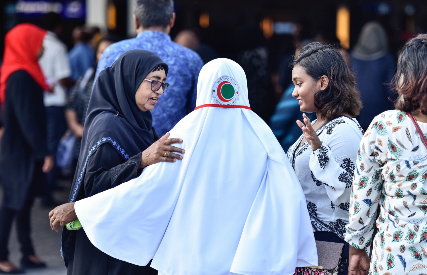 ވެލާނާ އިންޓަނޭޝަނަލް އެއާޕޯޓް: އޮގަސްޓް 7، 2017- ދިވެހި ހައްޖުވެރިންގެ ފުރަތަމަ ގުރޫޕުގެ މީހަކު މިއަދު ފުރުމުގެ ކުރިން އޭނާގެ އާއިލާގެ މީހަކާ ސަލާމް ކުރަނީ: ދިވެހި ހައްޖުވެރިން މިއަދު ފުރަން ފަށާފައިވާއިރު، ހަތަރު ގުރޫޕަކުން މި އަހަރު މީހުން ހައްޖަށް ދާނެ.---މިހާރު ފޮޓޯ: ހުސެއިން ވަހީދު