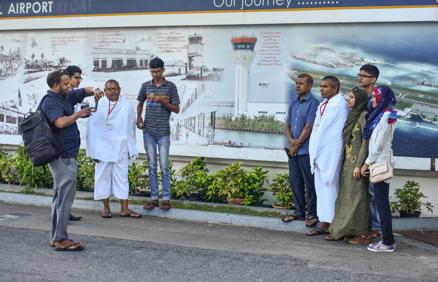 ވެލާނާ އިންޓަނޭޝަނަލް އެއާޕޯޓް: އޮގަސްޓް 7، 2017- ދިވެހި ހައްޖުވެރިންގެ ފުރަތަމަ ގުރޫޕުގެ ބަޔަކު މިއަދު ފުރުމުގެ ކުރިން ފޮޓޯ ނަގަނީ: ދިވެހި ހައްޖުވެރިން މިއަދު ފުރަން ފަށާފައިވާއިރު، ހަތަރު ގުރޫޕަކުން މި އަހަރު މީހުން ހައްޖަށް ދާނެ.---މިހާރު ފޮޓޯ: ހުސެއިން ވަހީދު