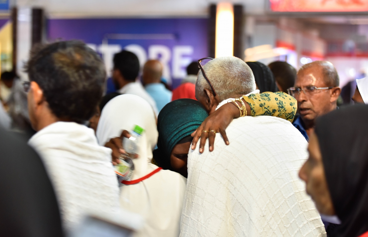 ވެލާނާ އިންޓަނޭޝަނަލް އެއާޕޯޓް: އޮގަސްޓް 7، 2017- ދިވެހި ހައްޖުވެރިންގެ ފުރަތަމަ ގުރޫޕުގެ މީހަކު މިއަދު ފުރުމުގެ ކުރިން އޭނާގެ އާއިލާގެ މީހަކާ ސަލާމް ކުރަނީ: ދިވެހި ހައްޖުވެރިން މިއަދު ފުރަން ފަށާފައިވާއިރު، ހަތަރު ގުރޫޕަކުން މި އަހަރު މީހުން ހައްޖަށް ދާނެ.---މިހާރު ފޮޓޯ: ހުސެއިން ވަހީދު