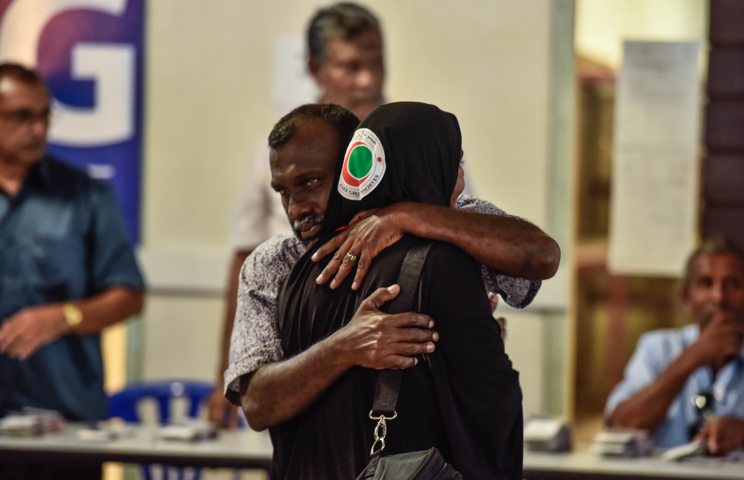 ވެލާނާ އިންޓަނޭޝަނަލް އެއާޕޯޓް: އޮގަސްޓް 7، 2017- ދިވެހި ހައްޖުވެރިންގެ ފުރަތަމަ ގުރޫޕުގެ މީހަކު މިއަދު ފުރުމުގެ ކުރިން އޭނާގެ އާއިލާގެ މީހަކާ ސަލާމް ކުރަނީ: ދިވެހި ހައްޖުވެރިން މިއަދު ފުރަން ފަށާފައިވާއިރު، ހަތަރު ގުރޫޕަކުން މި އަހަރު މީހުން ހައްޖަށް ދާނެ.---މިހާރު ފޮޓޯ: ހުސެއިން ވަހީދު