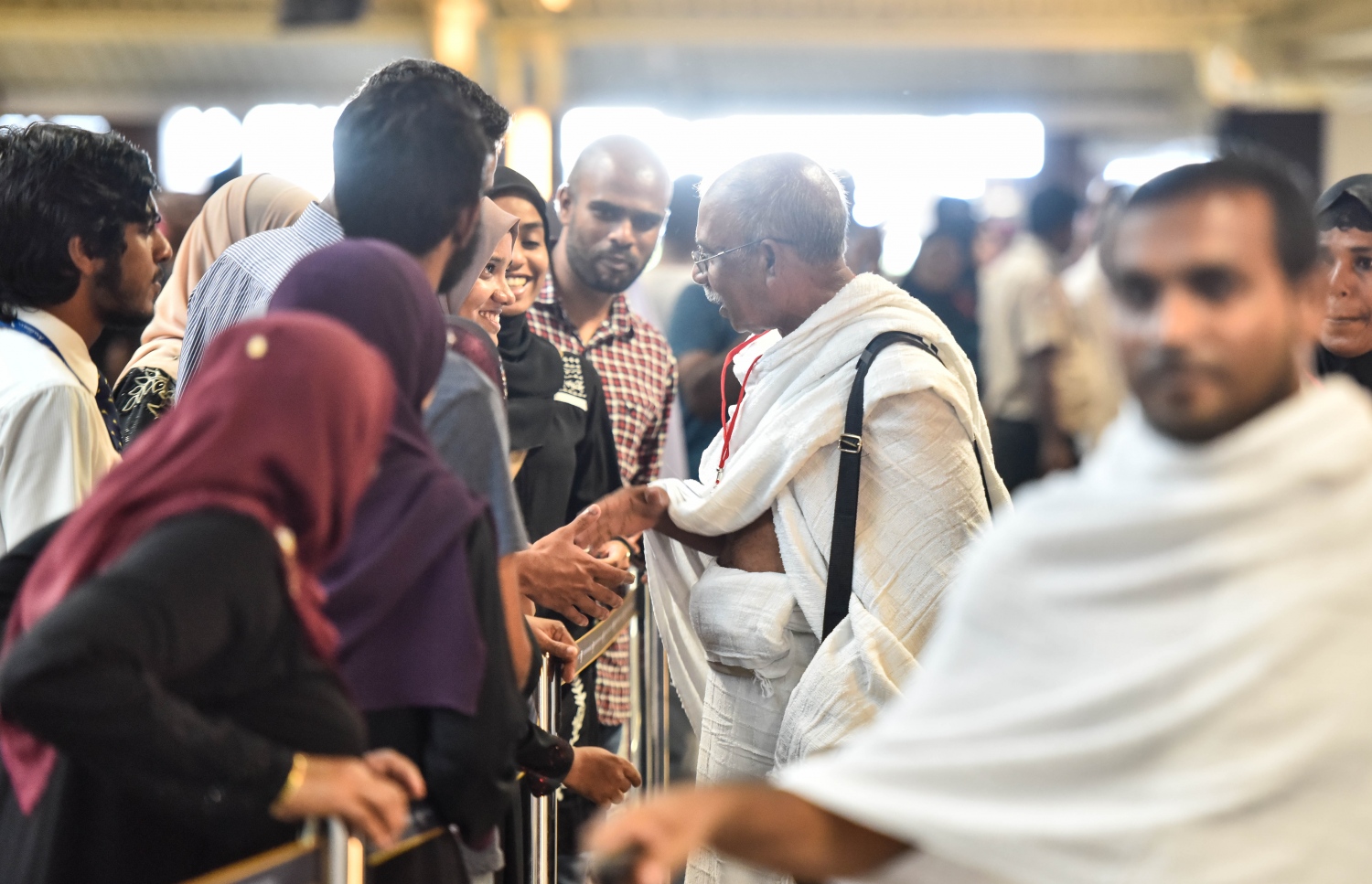 ވެލާނާ އިންޓަނޭޝަނަލް އެއާޕޯޓް: އޮގަސްޓް 7، 2017- ދިވެހި ހައްޖުވެރިންގެ ފުރަތަމަ ގުރޫޕުގެ މީހަކު މިއަދު ފުރުމުގެ ކުރިން އޭނާގެ އާއިލާގެ މީހަކާ ސަލާމް ކުރަނީ: ދިވެހި ހައްޖުވެރިން މިއަދު ފުރަން ފަށާފައިވާއިރު، ހަތަރު ގުރޫޕަކުން މި އަހަރު މީހުން ހައްޖަށް ދާނެ.---މިހާރު ފޮޓޯ: ހުސެއިން ވަހީދު