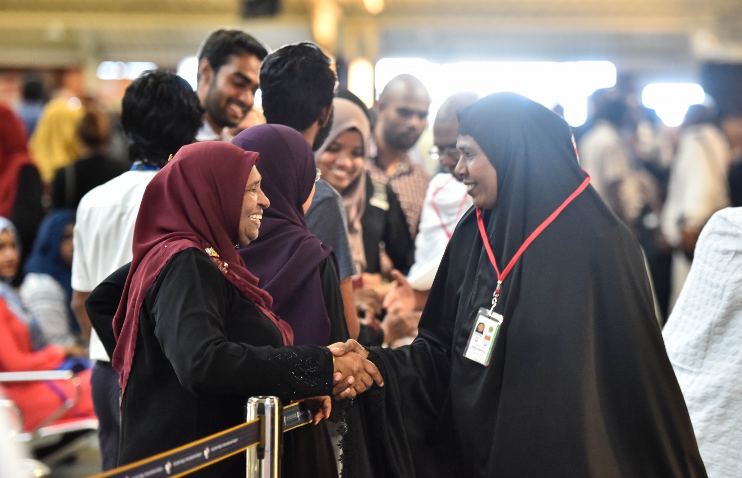 ވެލާނާ އިންޓަނޭޝަނަލް އެއާޕޯޓް: އޮގަސްޓް 7، 2017- ދިވެހި ހައްޖުވެރިންގެ ފުރަތަމަ ގުރޫޕުގެ މީހަކު މިއަދު ފުރުމުގެ ކުރިން އޭނާގެ އާއިލާގެ މީހަކާ ސަލާމް ކުރަނީ: ދިވެހި ހައްޖުވެރިން މިއަދު ފުރަން ފަށާފައިވާއިރު، ހަތަރު ގުރޫޕަކުން މި އަހަރު މީހުން ހައްޖަށް ދާނެ.---މިހާރު ފޮޓޯ: ހުސެއިން ވަހީދު