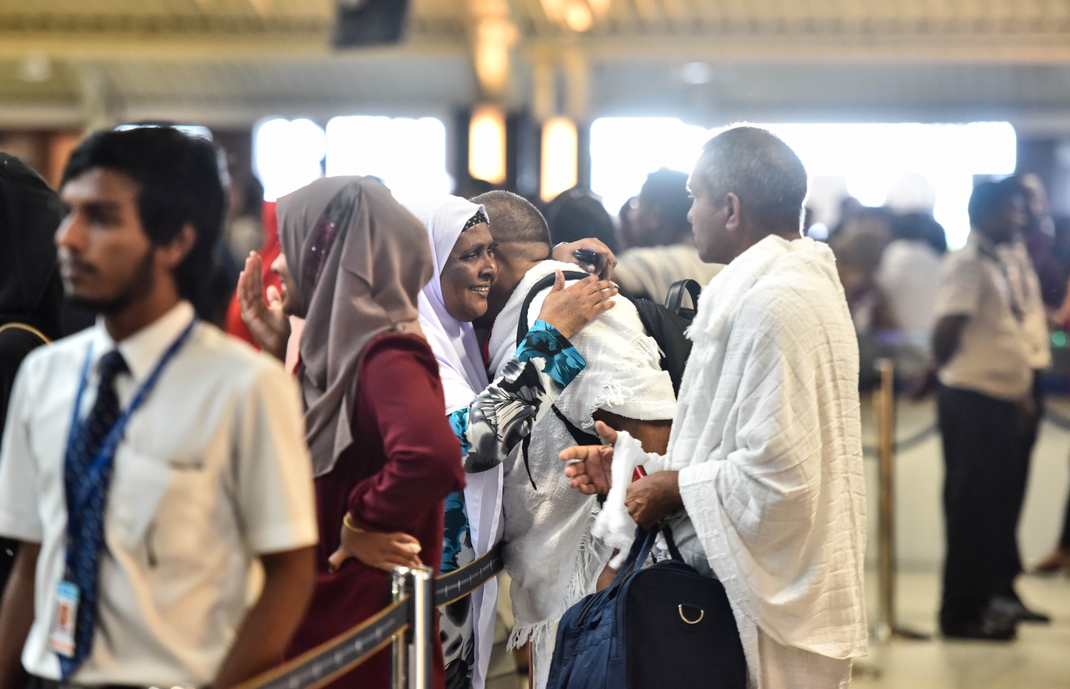 ވެލާނާ އިންޓަނޭޝަނަލް އެއާޕޯޓް: އޮގަސްޓް 7، 2017- ދިވެހި ހައްޖުވެރިންގެ ފުރަތަމަ ގުރޫޕުގެ މީހަކު މިއަދު ފުރުމުގެ ކުރިން އޭނާގެ އާއިލާގެ މީހަކާ ސަލާމް ކުރަނީ: ދިވެހި ހައްޖުވެރިން މިއަދު ފުރަން ފަށާފައިވާއިރު، ހަތަރު ގުރޫޕަކުން މި އަހަރު މީހުން ހައްޖަށް ދާނެ.---މިހާރު ފޮޓޯ: ހުސެއިން ވަހީދު