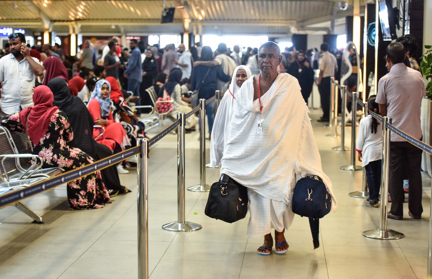 ވެލާނާ އިންޓަނޭޝަނަލް އެއާޕޯޓް: އޮގަސްޓް 7، 2017- ދިވެހި ހައްޖުވެރިންގެ ފުރަތަމަ ގުރޫޕުގެ ބަޔަކު ފުރުމަށްޓަކައި ޑިޕާޗާ ޓާމިނަލަށް މިއަދު ވަންނަނީ: ދިވެހި ހައްޖުވެރިން މިއަދު ފުރަން ފަށާފައިވާއިރު، ހަތަރު ގުރޫޕަކުން މި އަހަރު މީހުން ހައްޖަށް ދާނެ.---މިހާރު ފޮޓޯ: ހުސެއިން ވަހީދު