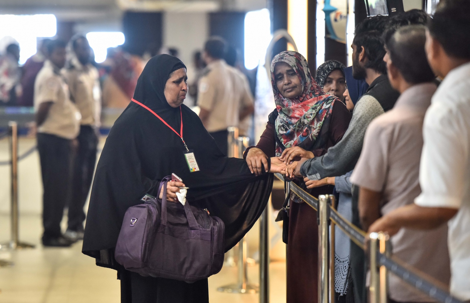 ވެލާނާ އިންޓަނޭޝަނަލް އެއާޕޯޓް: އޮގަސްޓް 7، 2017- ދިވެހި ހައްޖުވެރިންގެ ފުރަތަމަ ގުރޫޕުގެ މީހަކު މިއަދު ފުރުމުގެ ކުރިން އޭނާގެ އާއިލާގެ މީހަކާ ސަލާމް ކުރަނީ: ދިވެހި ހައްޖުވެރިން މިއަދު ފުރަން ފަށާފައިވާއިރު، ހަތަރު ގުރޫޕަކުން މި އަހަރު މީހުން ހައްޖަށް ދާނެ.---މިހާރު ފޮޓޯ: ހުސެއިން ވަހީދު