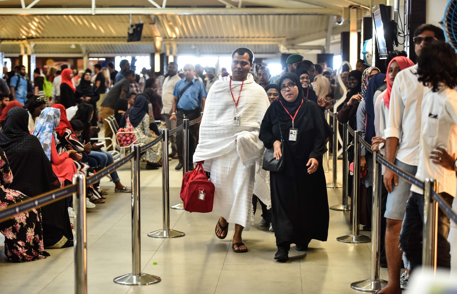 ވެލާނާ އިންޓަނޭޝަނަލް އެއާޕޯޓް: އޮގަސްޓް 7، 2017- ދިވެހި ހައްޖުވެރިންގެ ފުރަތަމަ ގުރޫޕުގެ ބަޔަކު ފުރުމަށްޓަކައި ޑިޕާޗާ ޓާމިނަލަށް މިއަދު ވަންނަނީ: ދިވެހި ހައްޖުވެރިން މިއަދު ފުރަން ފަށާފައިވާއިރު، ހަތަރު ގުރޫޕަކުން މި އަހަރު މީހުން ހައްޖަށް ދާނެ.---މިހާރު ފޮޓޯ: ހުސެއިން ވަހީދު