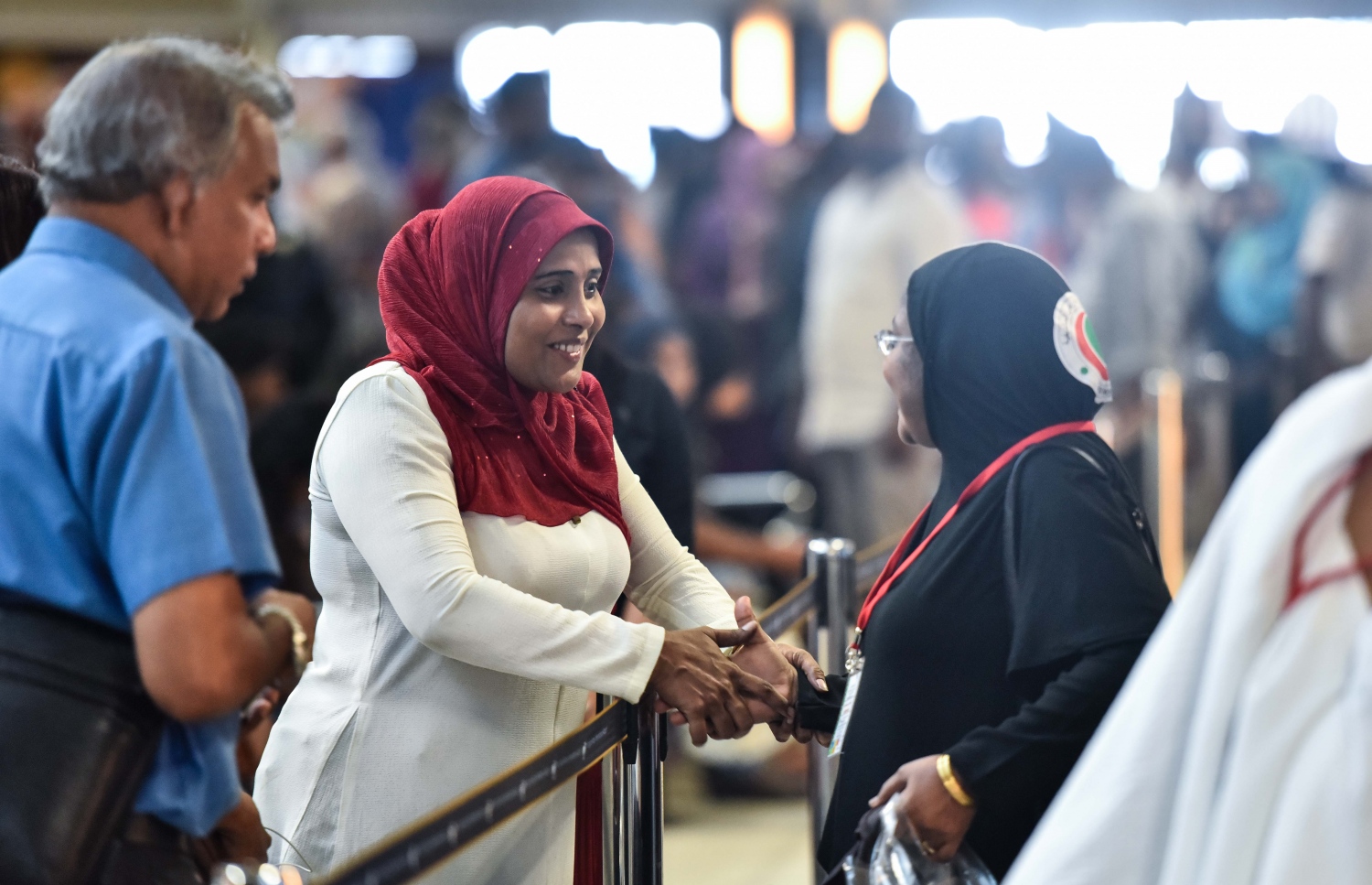 ވެލާނާ އިންޓަނޭޝަނަލް އެއާޕޯޓް: އޮގަސްޓް 7، 2017- ދިވެހި ހައްޖުވެރިންގެ ފުރަތަމަ ގުރޫޕުގެ މީހަކު މިއަދު ފުރުމުގެ ކުރިން އޭނާގެ އާއިލާގެ މީހަކާ ސަލާމް ކުރަނީ: ދިވެހި ހައްޖުވެރިން މިއަދު ފުރަން ފަށާފައިވާއިރު، ހަތަރު ގުރޫޕަކުން މި އަހަރު މީހުން ހައްޖަށް ދާނެ.---މިހާރު ފޮޓޯ: ހުސެއިން ވަހީދު