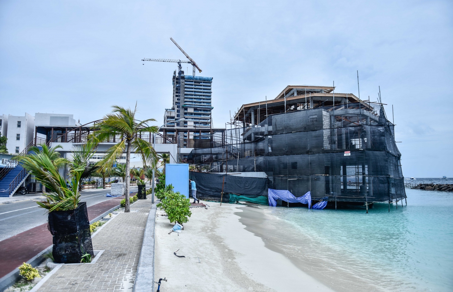 ރަސްފަންނުގައި ހަދަމުން އަންނަ ޕެވިލިއަން: އެތަން ހިންގަން މިދިޔަ އަހަރު އޮކްޓޯބަރު މަހު ބްރަދާސް ކޭޓަރިންއާއެކު ސޮއިކުރި އެއްބަސްވުން ވަނީ އުވާލާފައި.