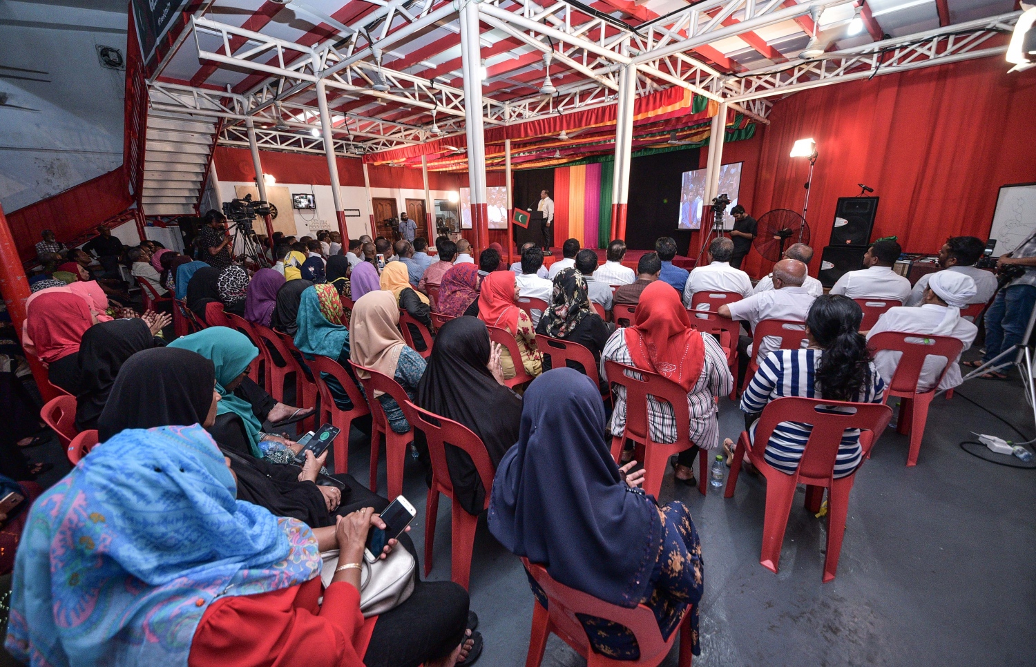 ޖުމްހޫރީ ޕާޓީގެ ޖަލްސާއެއް ކުރިއަށް ގެންދަނީ: ދައުލަތުގެ ބަޖެޓުން މިހާރު ފައިސާ ދެނީ ހަތަރު ޕާޓީއަށް. -- ފޮޓޯ | މިހާރު