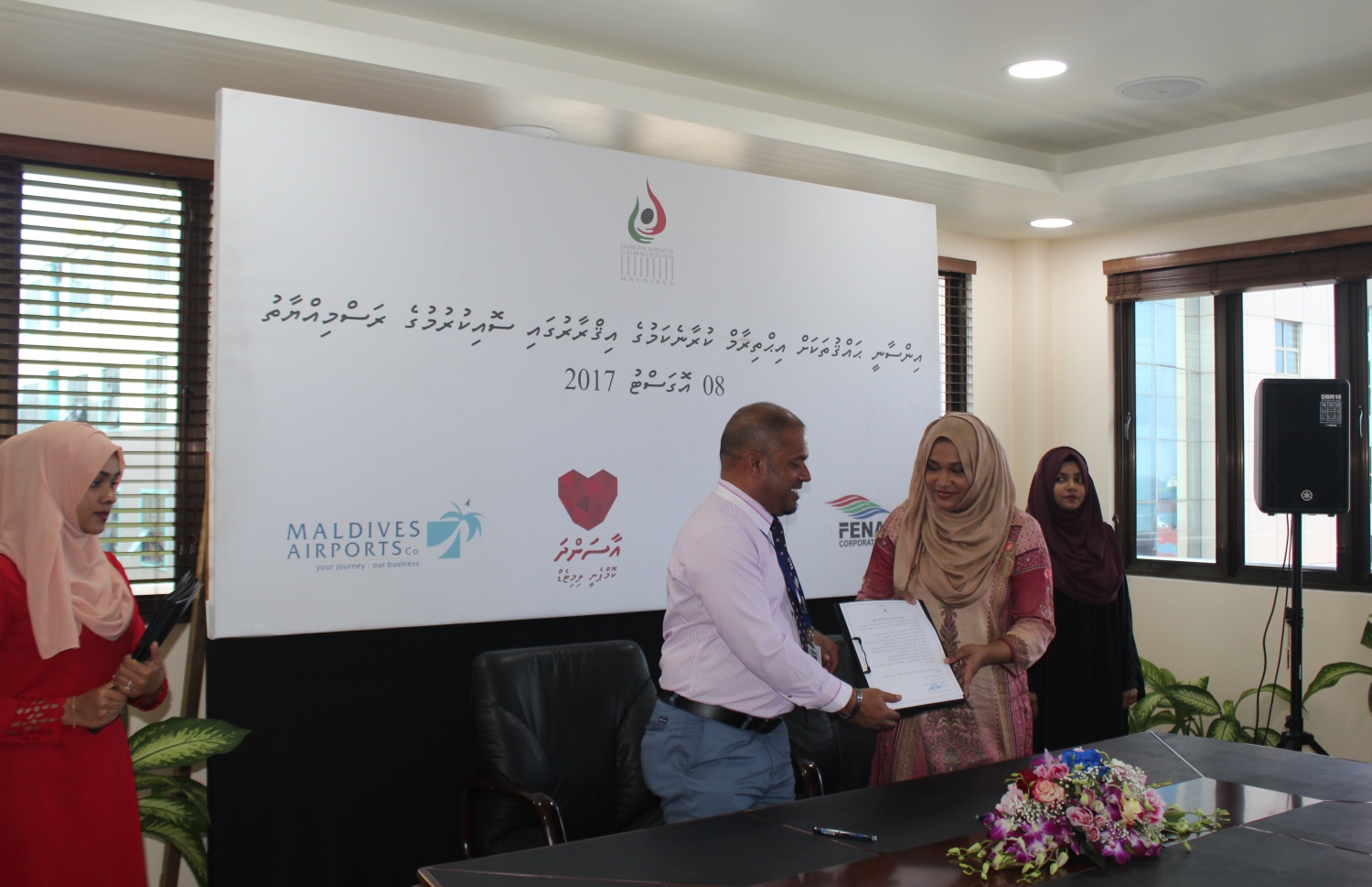 އިންސާނީ ހައްގުތަކަށް އިހްތިރާމް ކުރާނެ ކަމުގެ އިގްރާރުގައި ސޮއި ކުރެއްވުމަށް ފަހު ފެނަކައިގެ އެމްޑީ ޝަރީފް އާއި އެޗްއާރުސީއެމްގެ ރައީސް އީނާޝް އެއްބަސްވުން ދައްކާލަނީ